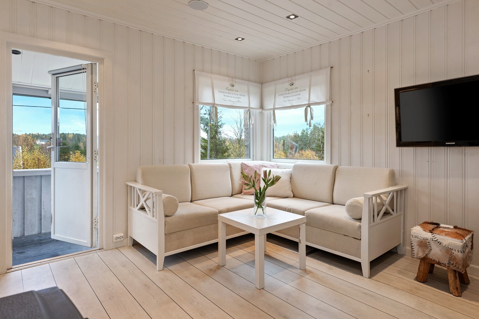 Fra stuen er det direkte utgang til den store terrassen som strekker seg rundt deler av hytta. Galleribilde