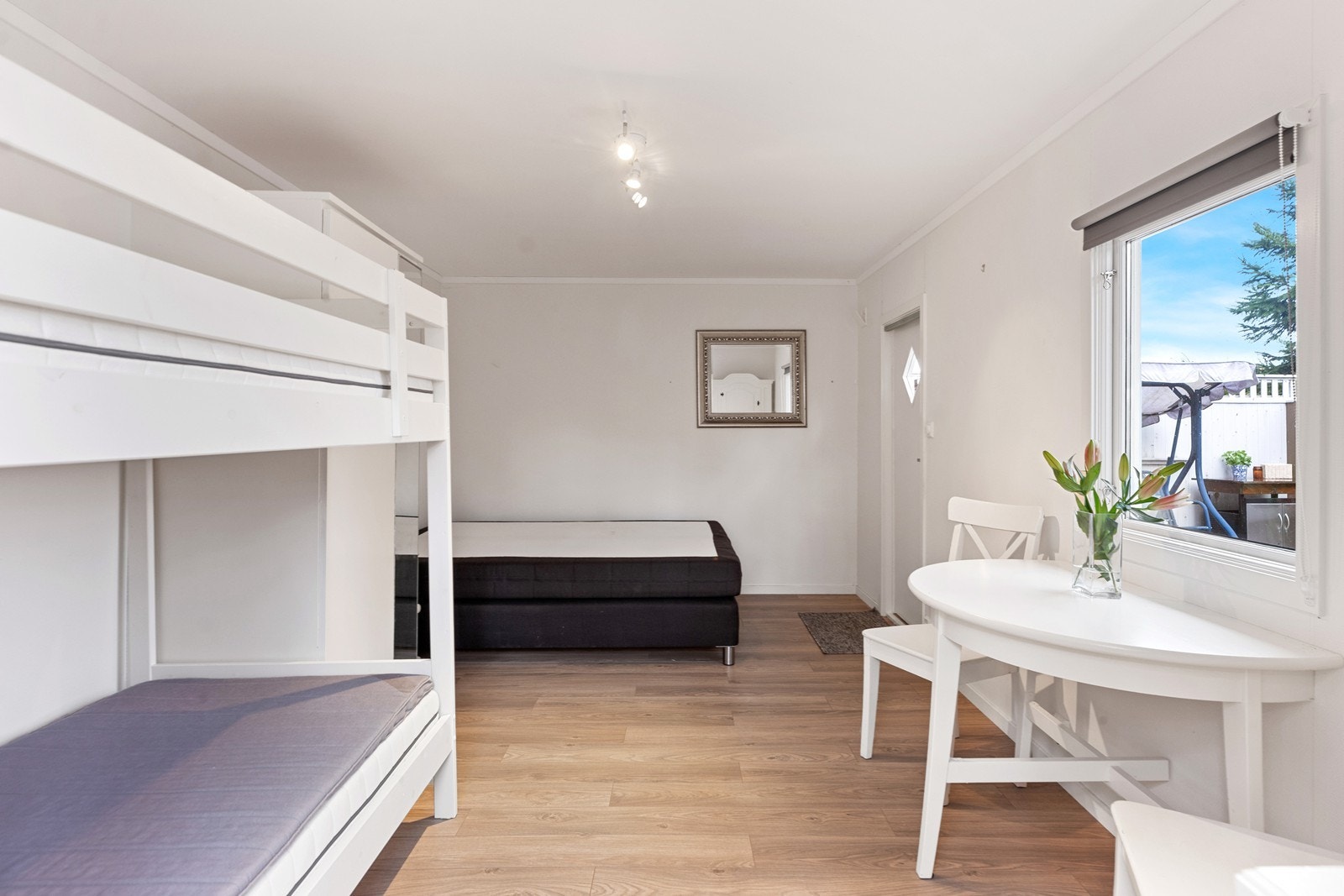 Moderne belysning med downlights i himlingen og oppvarming med panelovn i annekset. Galleribilde