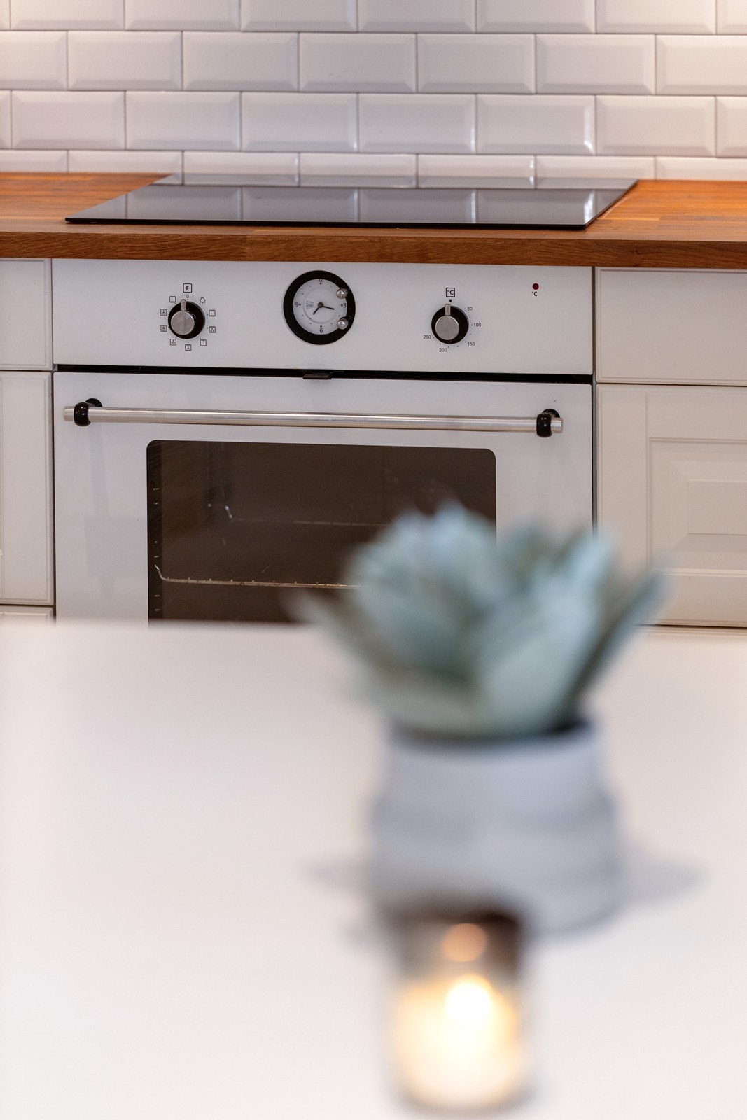 Kjøkkenet er utstyrt med integrert komfyr, platetopp, kjøleskap og fryseskap. Galleribilde