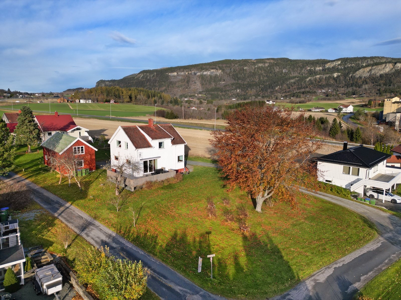 En innholdsrik enebolig over tre plan med attraktiv beliggenhet på Kvislabakken. Galleribilde