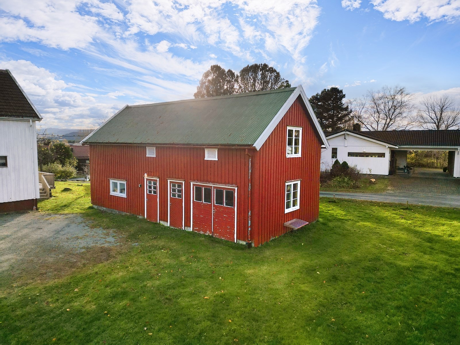 Uthusets 2etg. er på hele 45m² med rikelig av oppbevaringsplass. Galleribilde