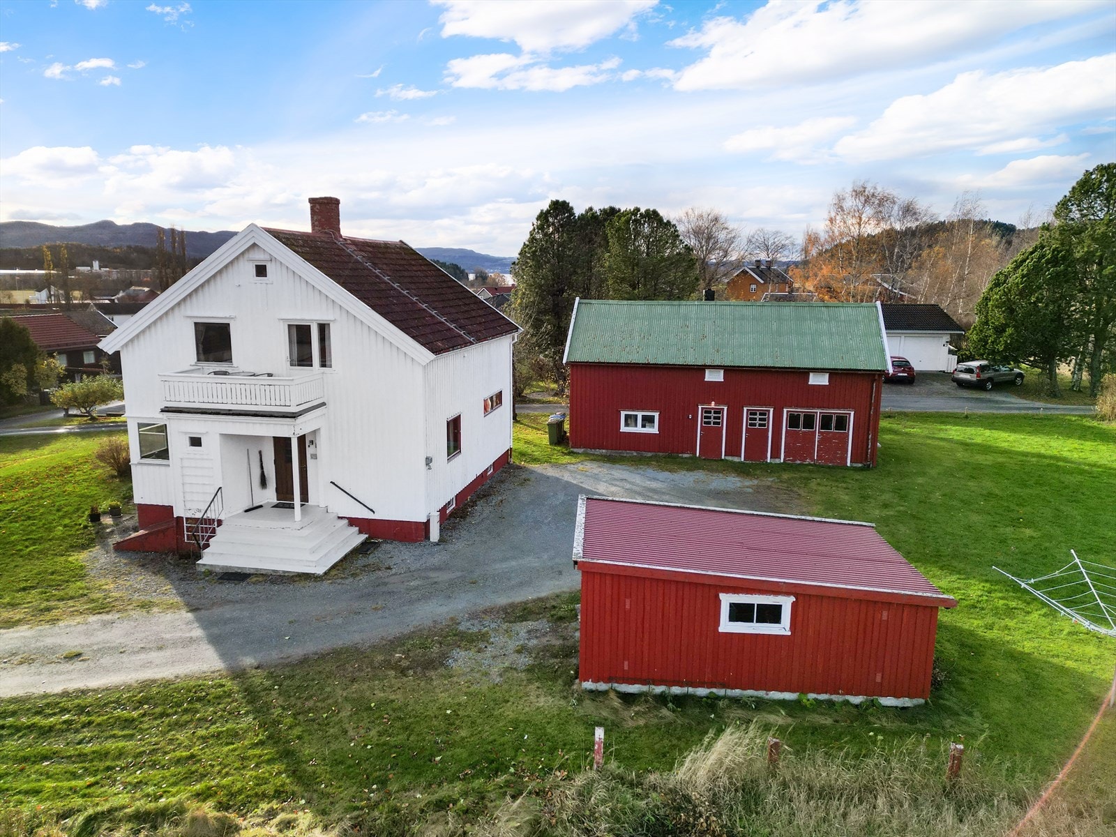 Eiendommen inneholder boligen, en garasje og et uthus. Galleribilde
