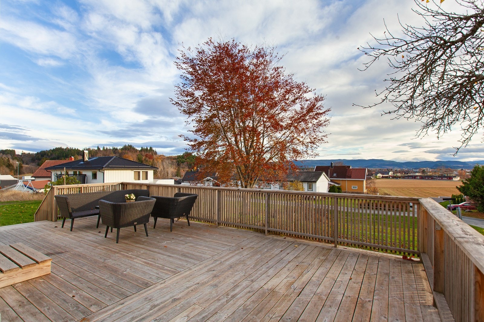 Terrassen har god plass til flere sittegrupper. Galleribilde