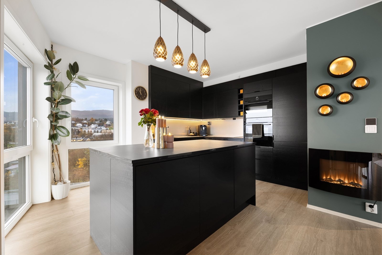 Mekanisk avtrekk over stekesonen og balansert ventilasjon sikrer et godt inneklima også under matlaging. Galleribilde