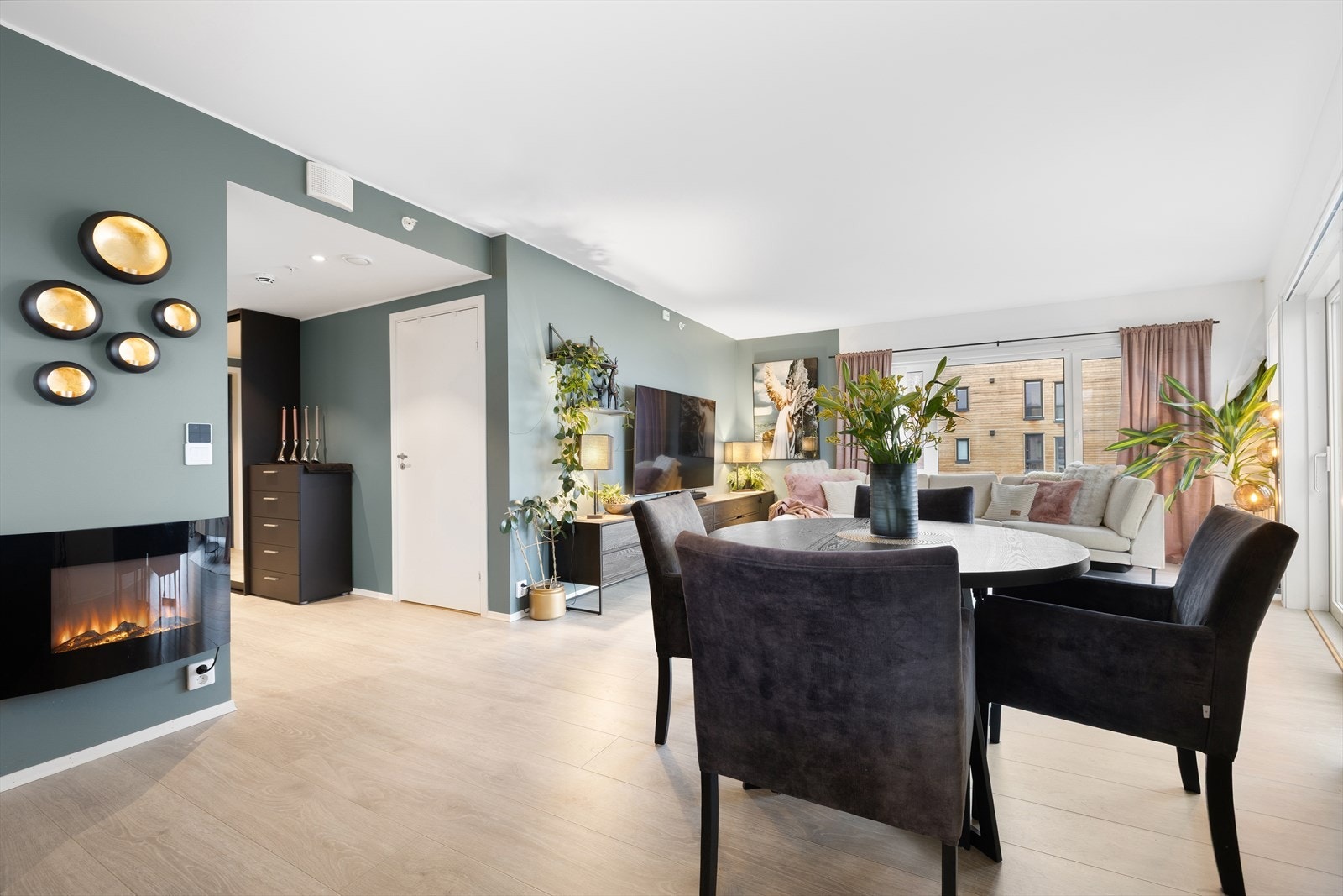 Store vinduer gir godt lysinnslipp og en nydelig ramme rundt både hverdagsfrokoster og selskapelige middager. Galleribilde