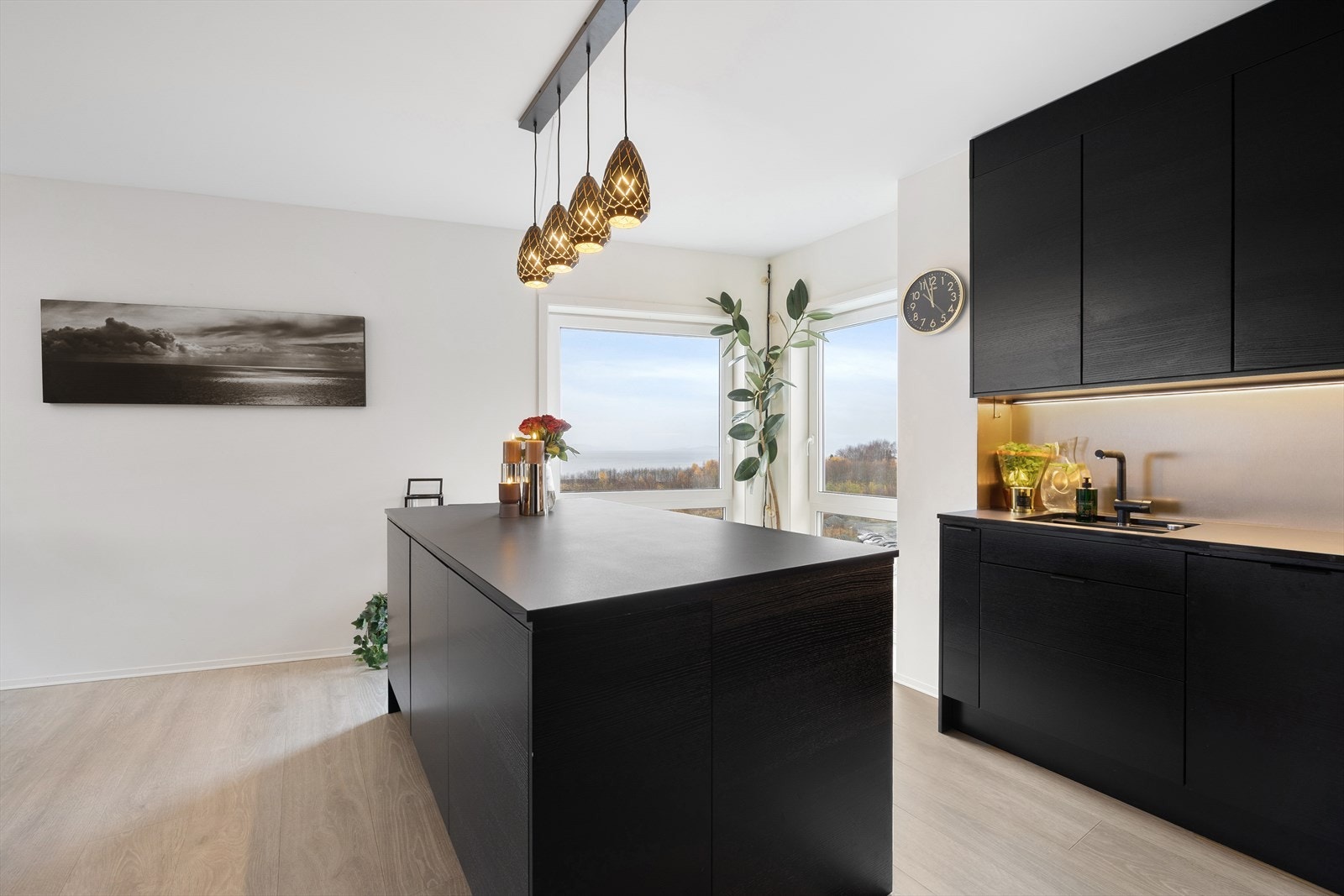 Åpen løsning mellom kjøkken og stue gjør rommet sosialt og perfekt for selskap og samvær. Galleribilde