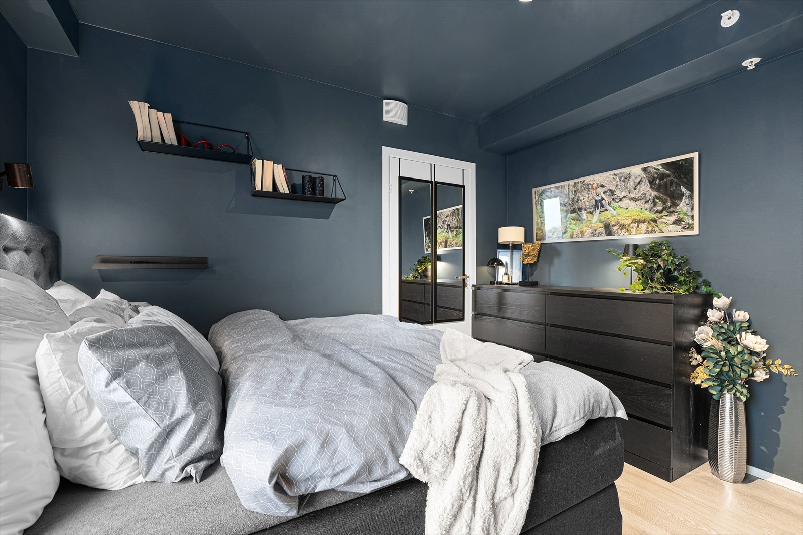 Rolig atmosfære, gjennomgående stil og lune farger - et behagelig rom for hvile og komfort. Galleribilde