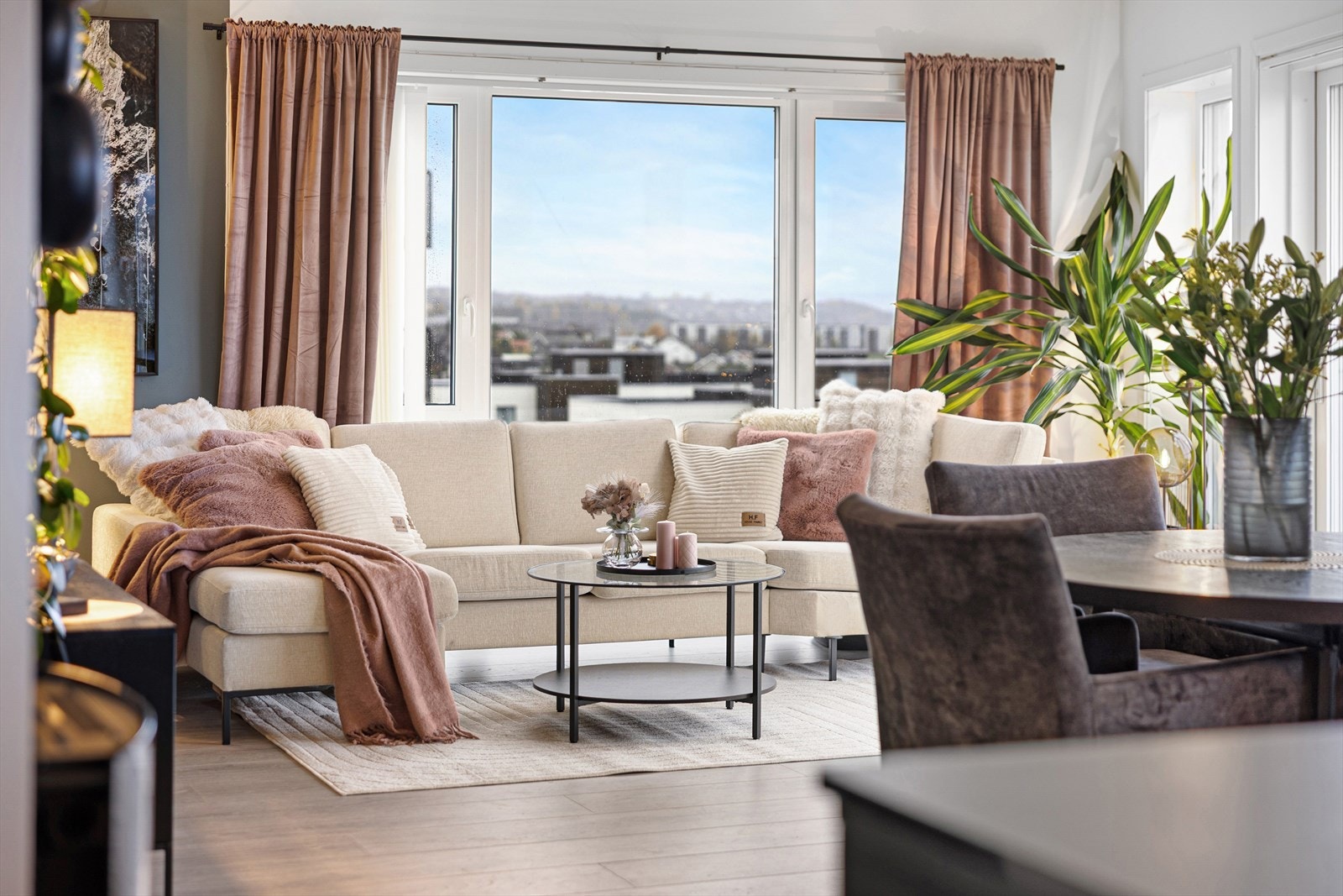 Den innfelte belysningen i himlingen fremhever rommets rene linjer og skaper en lun atmosfære - perfekt for både avslapning og sosiale sammenkomster. Galleribilde