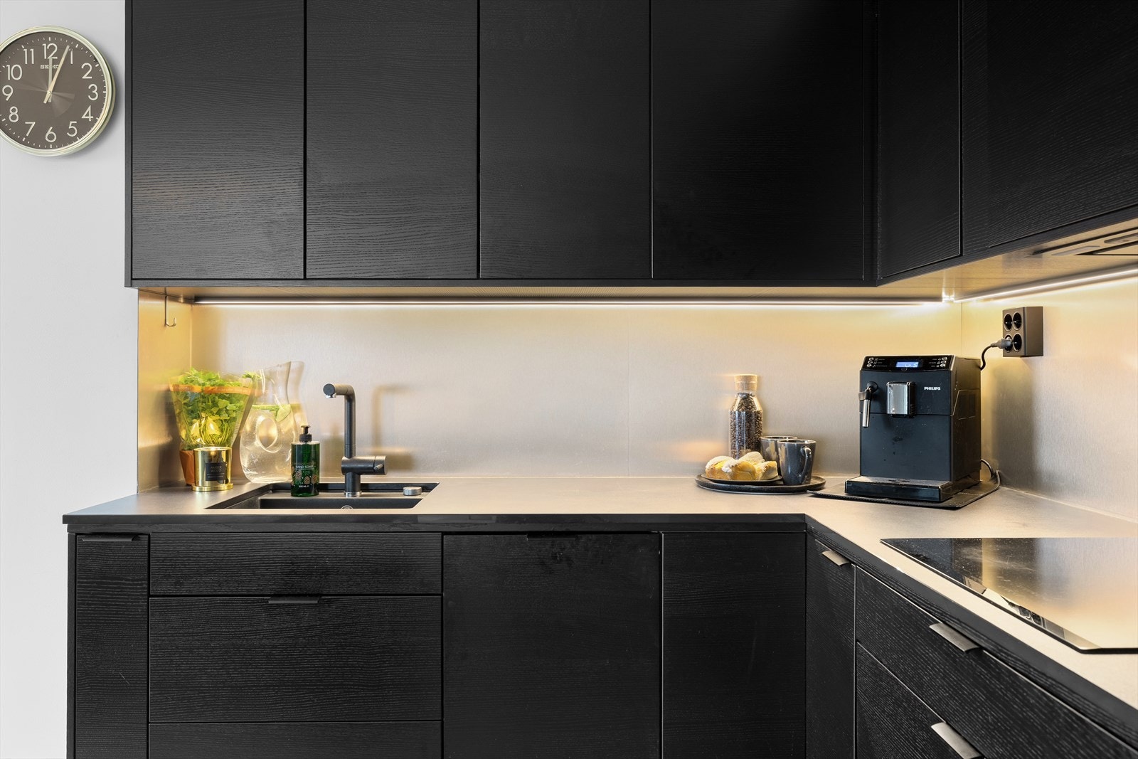 Fine detaljer og materialvalg understreker at kjøkkenet er både smakfullt og gjennomtenkt. Galleribilde