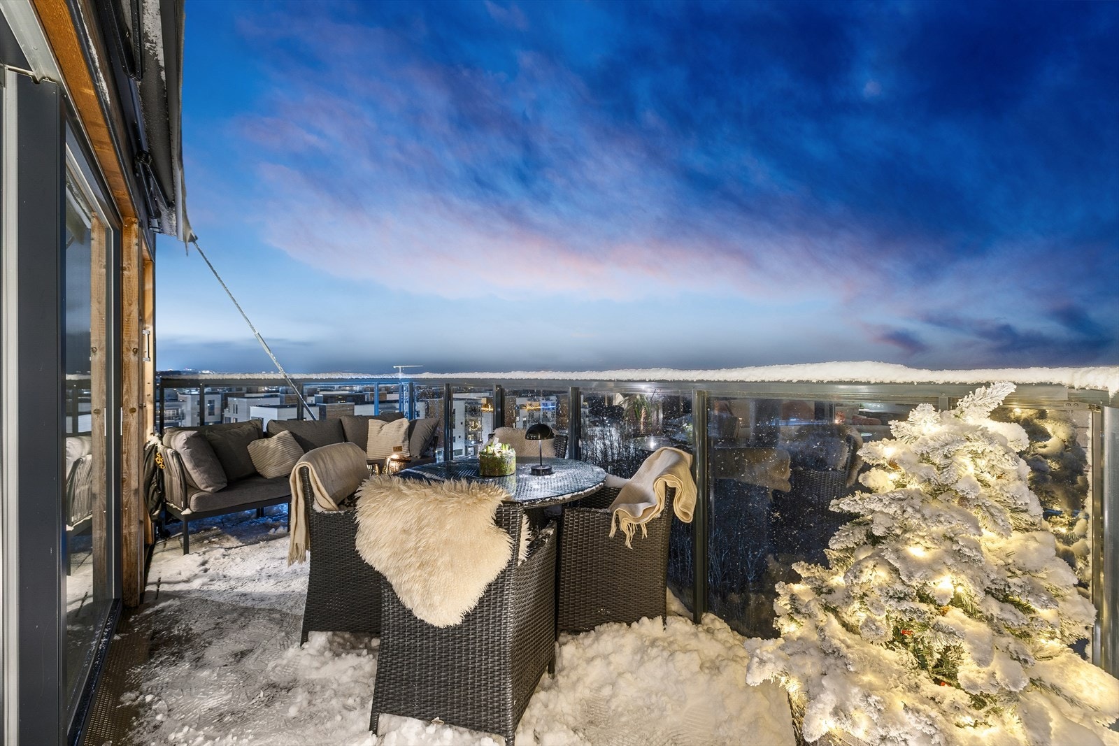 Balkongen forvandles til en stemningsfull oase med glødende solnedgang over Trondheimsfjorden som bakteppe. Galleribilde