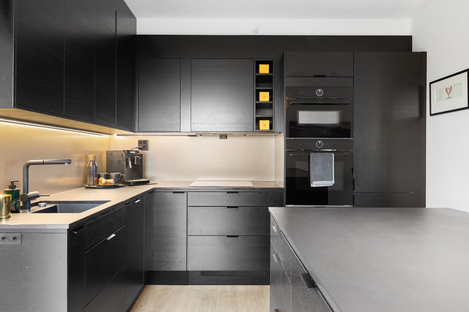 Det moderne interiøret gir deg et kjøkken som både er funksjonelt og estetisk tilfredsstillende. Galleribilde