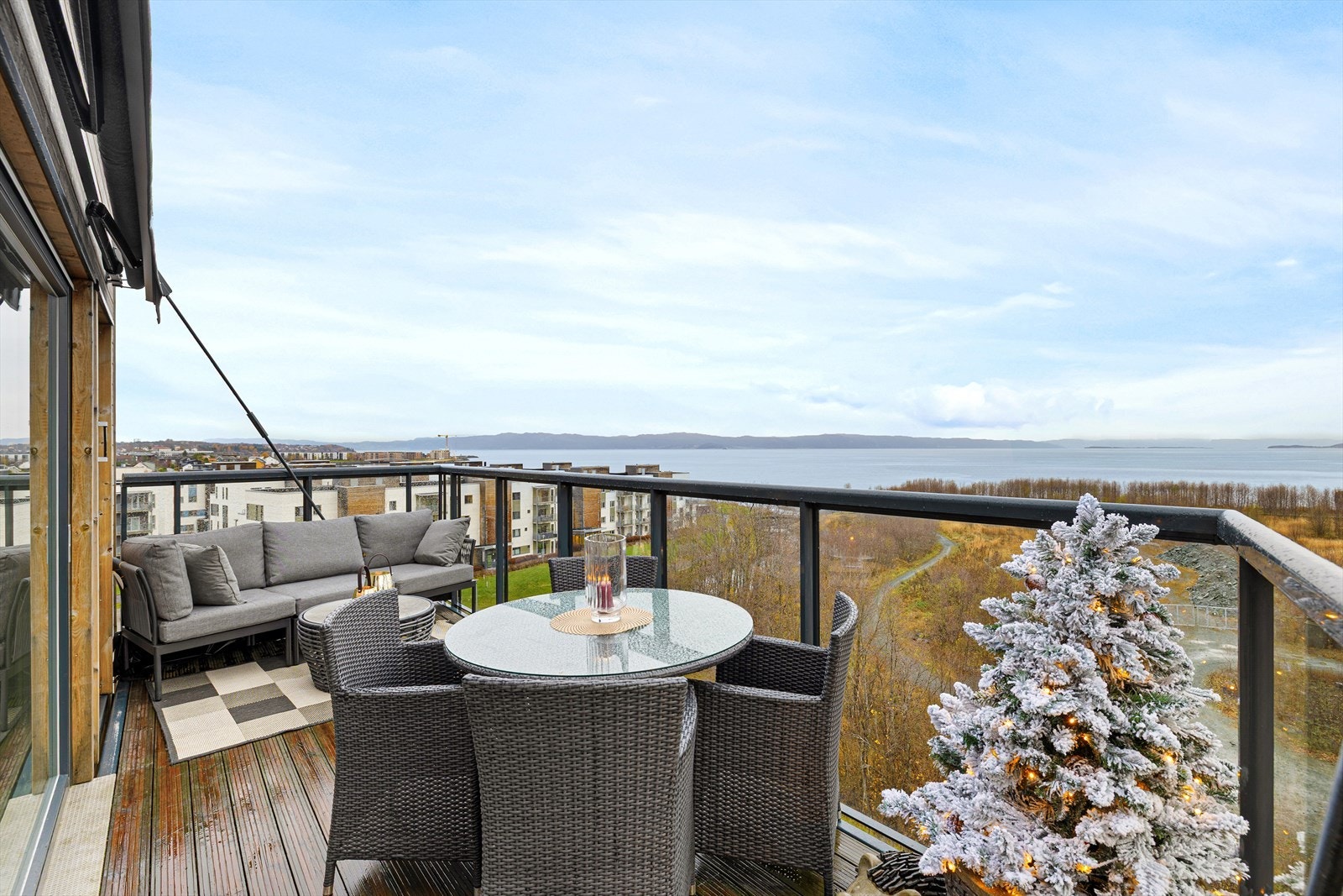 Balkongen ligger høyt og fritt med utsyn mot både grøntområder og Ranheimsfjæra - et fantastisk sted for morgenkaffe og rolig start på dagen. Galleribilde