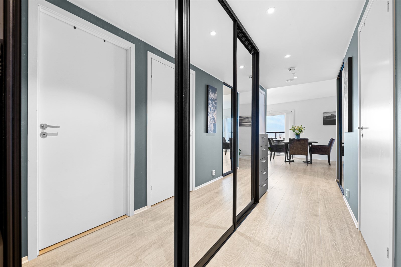 Romslig garderobeløsning med god plass til yttertøy, sko og oppbevaring. Galleribilde