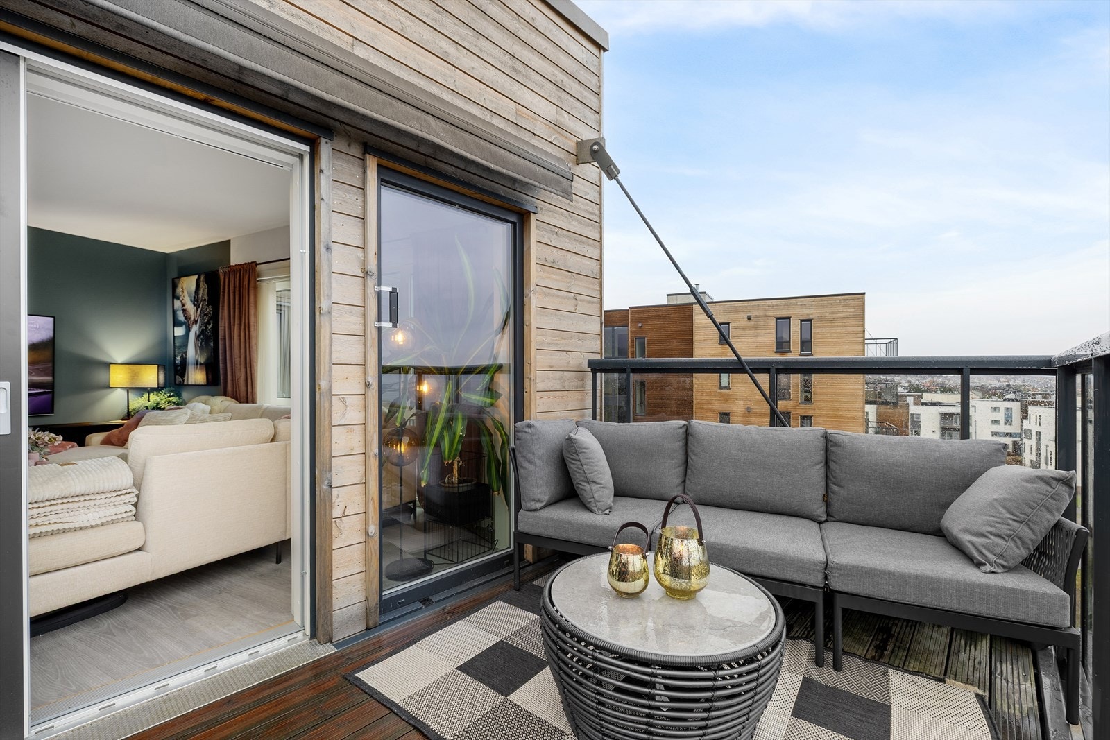 Med kombinasjonen av sjøluft og sollys fremstår uterommet som et naturlig samlingspunkt gjennom store deler av året. Galleribilde