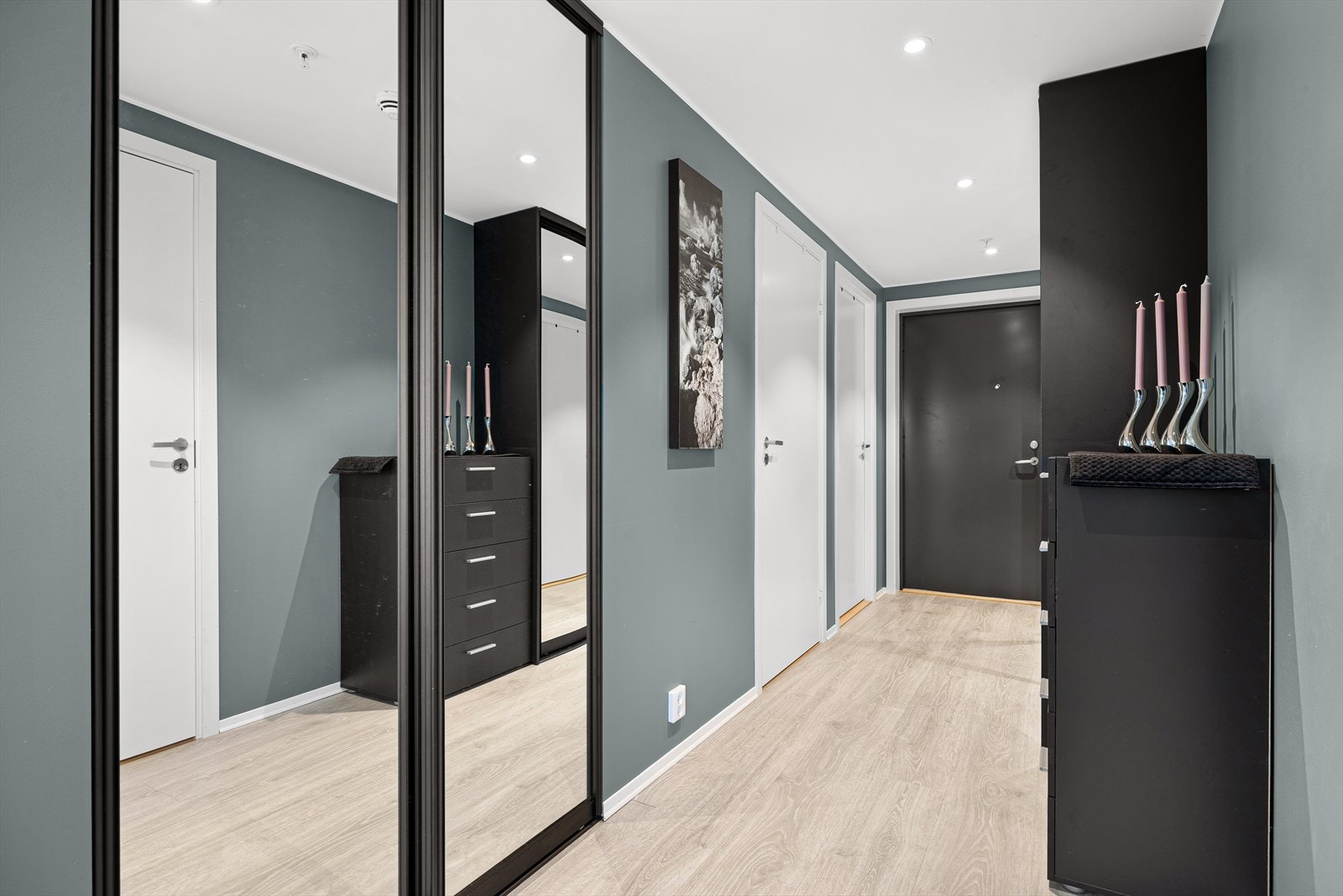 Entré med laminatgulv og malte vegger - pent, praktisk og enkel å møblere. Galleribilde