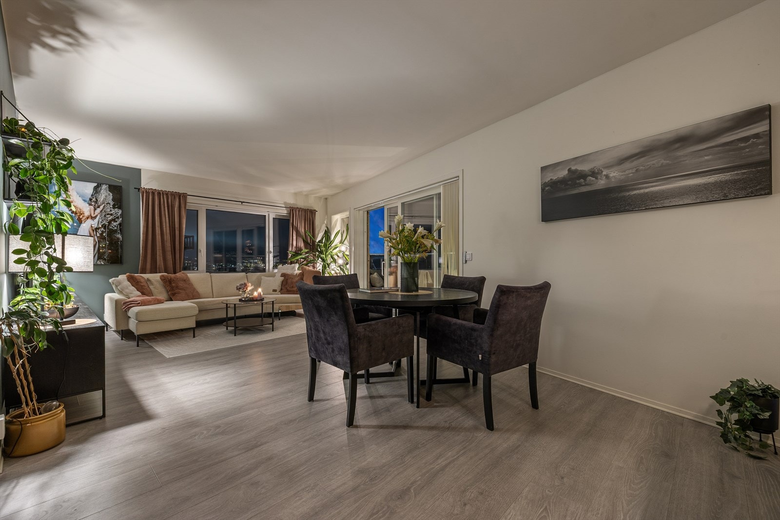 I kveldslys oppleves spisestuen som intim og stemningsfull, perfekt for gjester, god mat og lange samtaler. Galleribilde