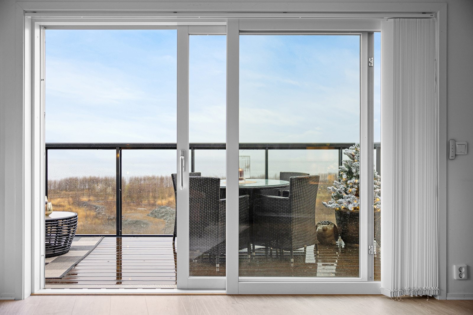 Fra allrommet er utgangen til balkongen oppmålt til ca. 12 m². Her får du et luftig og trivelig uterom som fungerer som en naturlig forlengelse av stuen når temperaturen stiger. Galleribilde