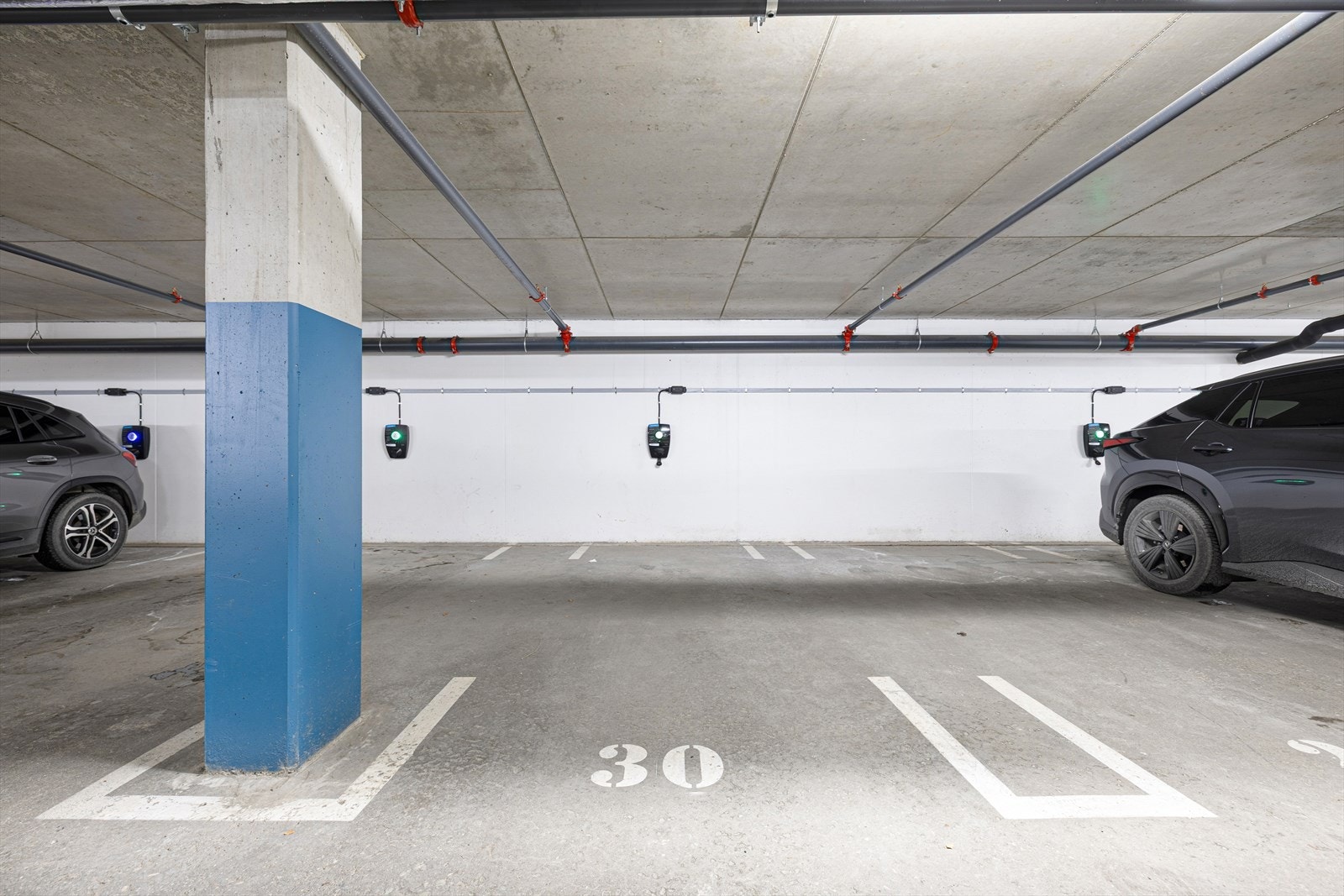 Heis direkte til oppvarmet garasje er både hyggelig og praktisk. Det følger 2 parkeringsplasser med leiligheten. Begge plassene har elbil lader tilgjengelig. Galleribilde