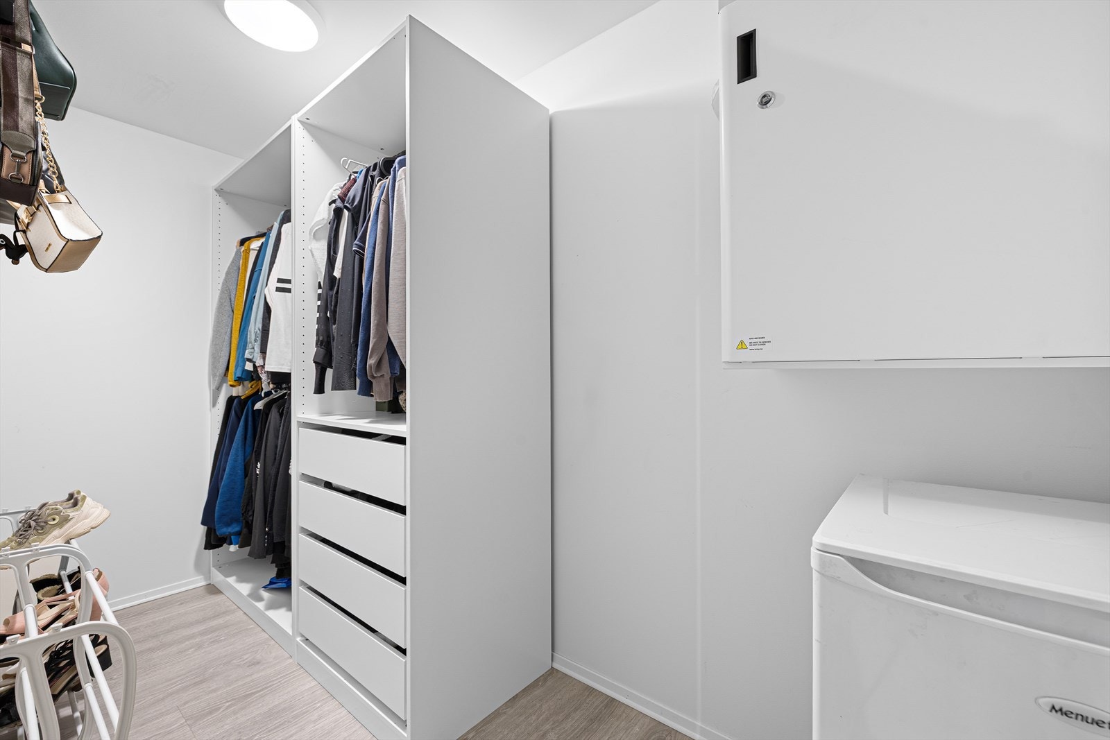 Praktisk bod på ca. 4 m² - benyttes i dag som ekstra garderobe. Galleribilde