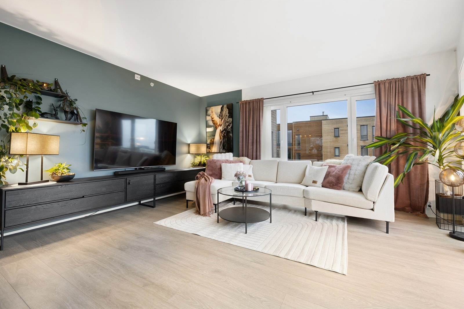 Slettmalte vegger og moderne laminatgulv gir rommet et tidløst uttrykk, samtidig som den vannbårne gulvvarmen sørger for en behagelig og energieffektiv komfort. Galleribilde