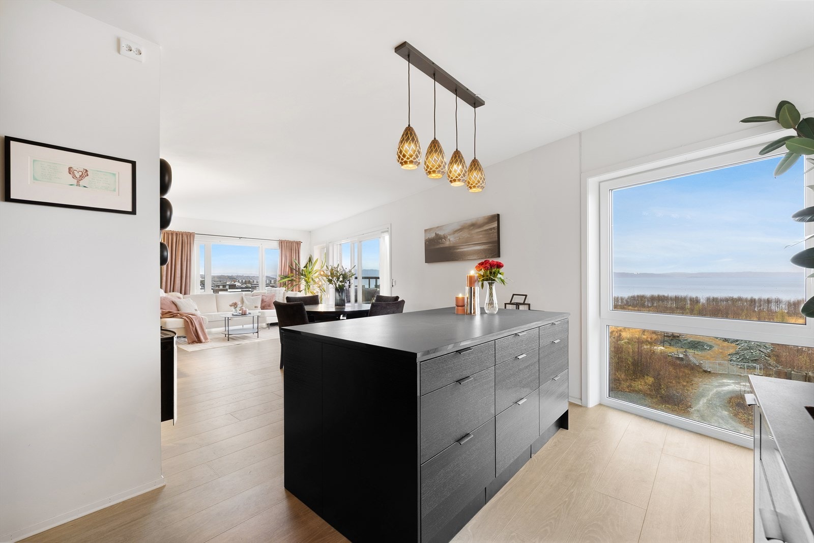 Praktisk innredet med integrerte hvitevarer, opplegg for oppvaskmaskin og godt med skapplass - alt du trenger i hverdagen. Galleribilde