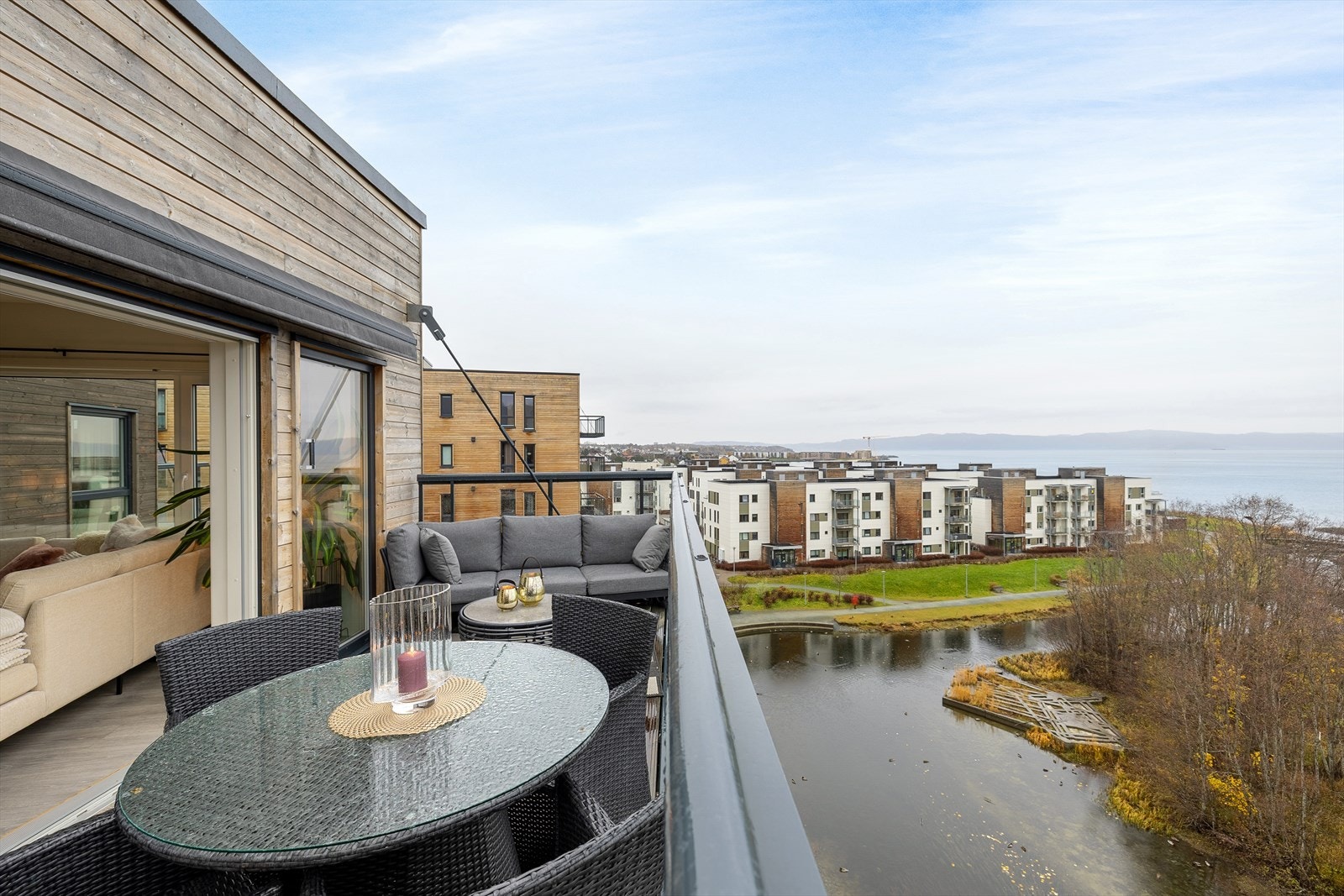 Den luftige balkongen har både gode solforhold og skjermet beliggenhet, ideell for grilling, avslapning og sosiale kvelder. Galleribilde