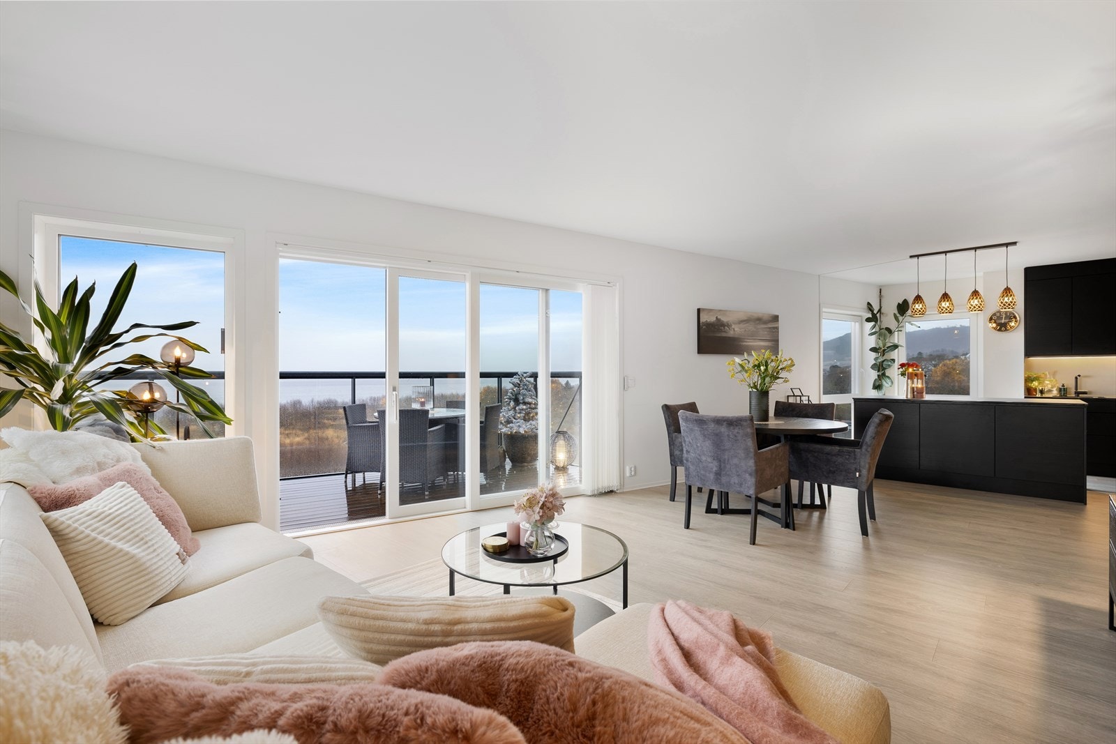 Velkommen til Ranheimsfjæra 43! Heimdal Eiendomsmegling v/ Frode M. Drazkowski har gleden av å presentere en moderne og gjennomført 3-roms selveierleilighet på 79 m², med attraktiv beliggenhet helt nede ved sjøen på Ranheim. Galleribilde