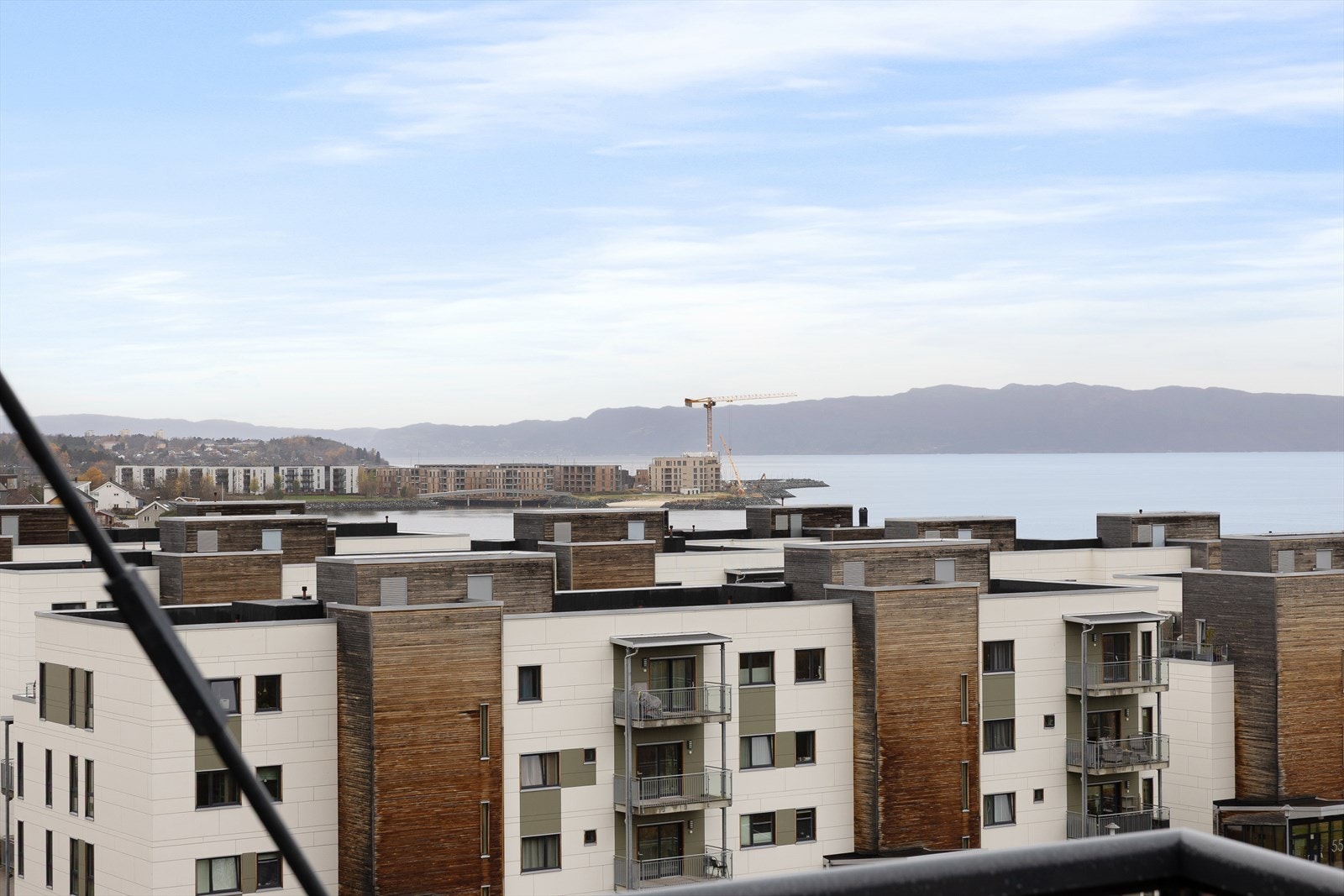 Her får du virkelig følelsen av å bo ved kysten - sjøglimt, strandpromenade og himmel i perfekt harmoni. Galleribilde