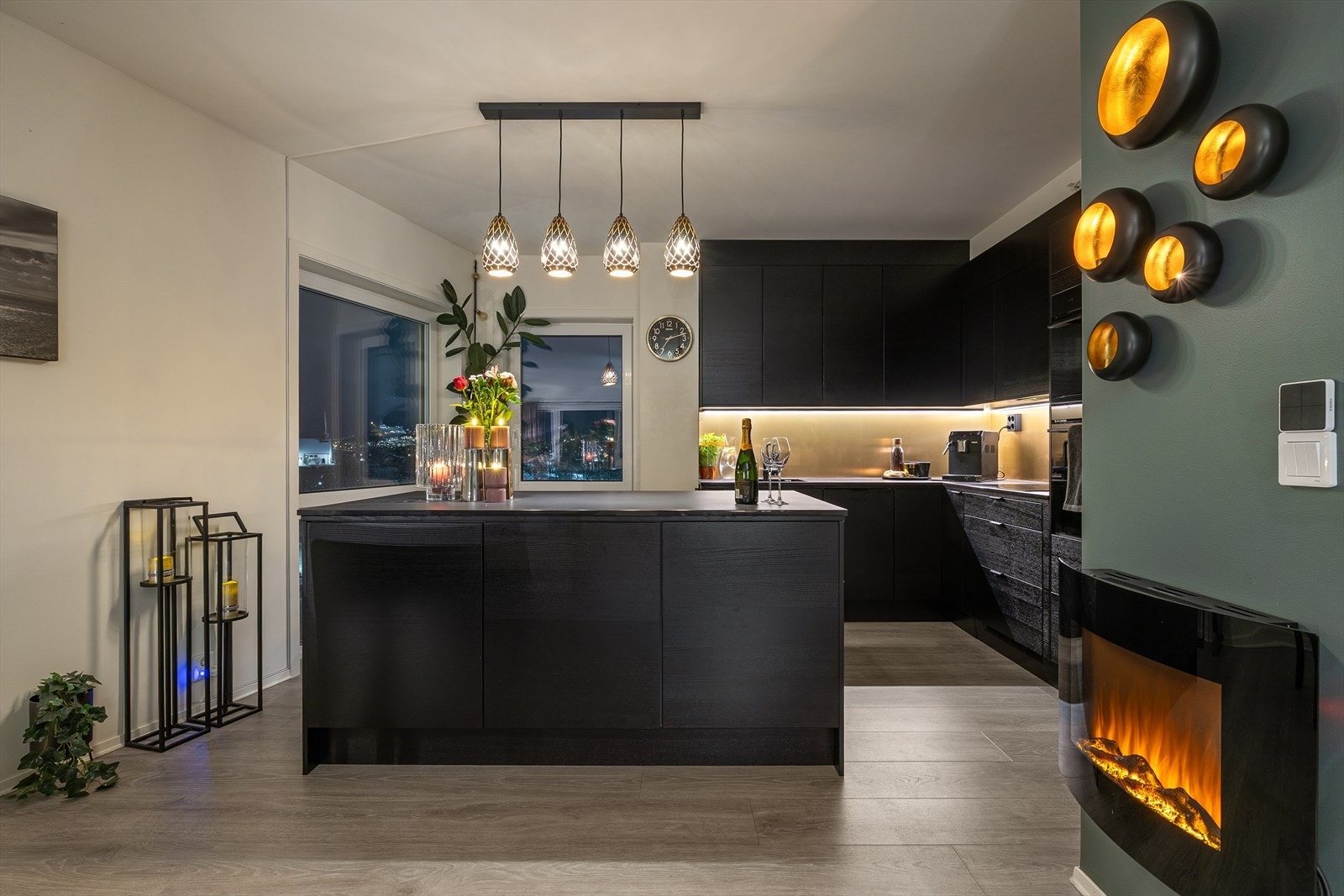 Stilrent kjøkken med innredning fra 2025 med lyse, glatte fronter, god arbeidsflate og moderne uttrykk. Galleribilde