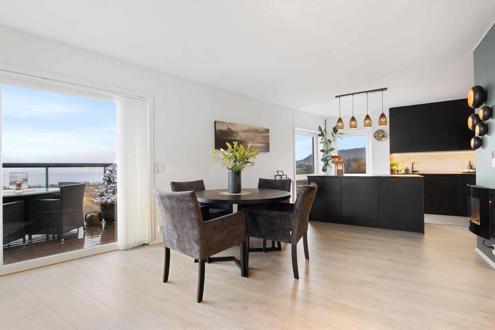 Spisestuen ligger naturlig i den åpne sonen mellom kjøkken og stue, med god plass til større spisebord og hyggelige måltider. Galleribilde