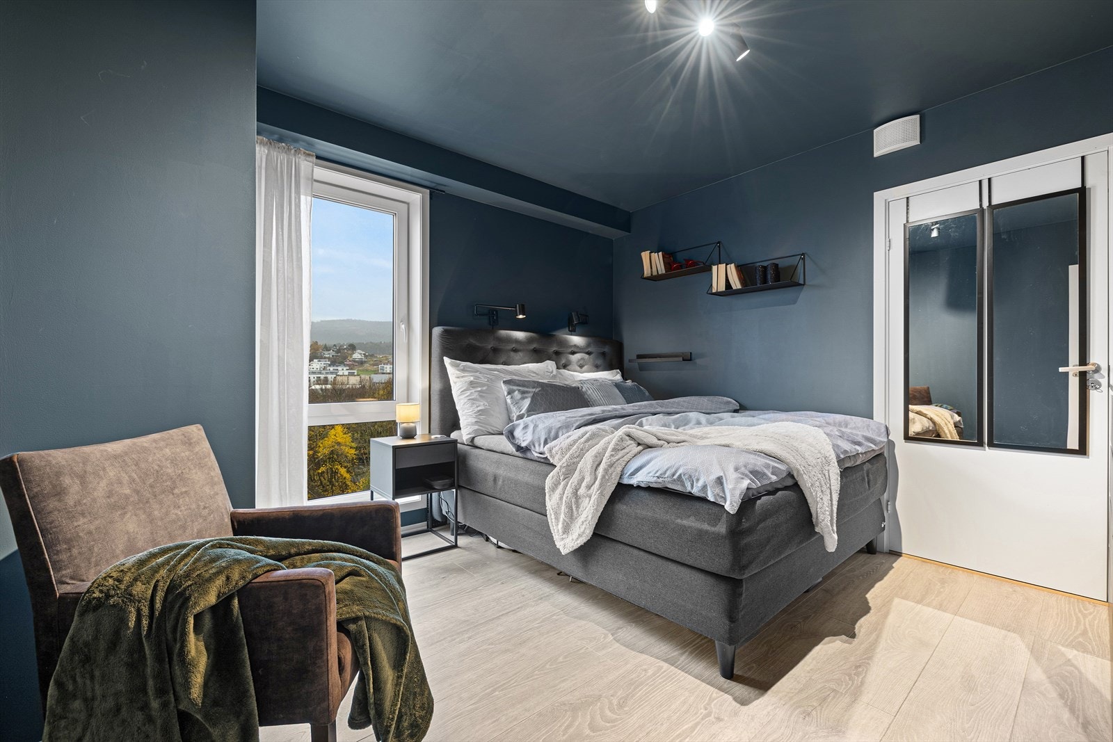 Hovedsoverommet har god størrelse på 12.2 m², naturlig lys og plass til dobbelseng samt garderobe. Galleribilde