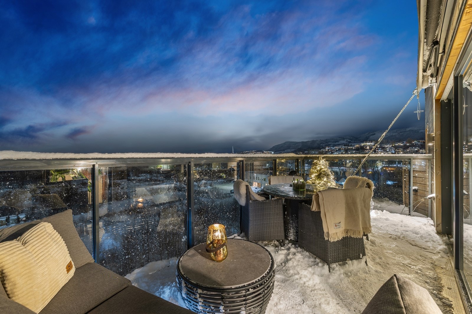 Når kvelden senker seg, skapes en lun og behagelig stemning med plass til lyslykter og varme pledd. Galleribilde