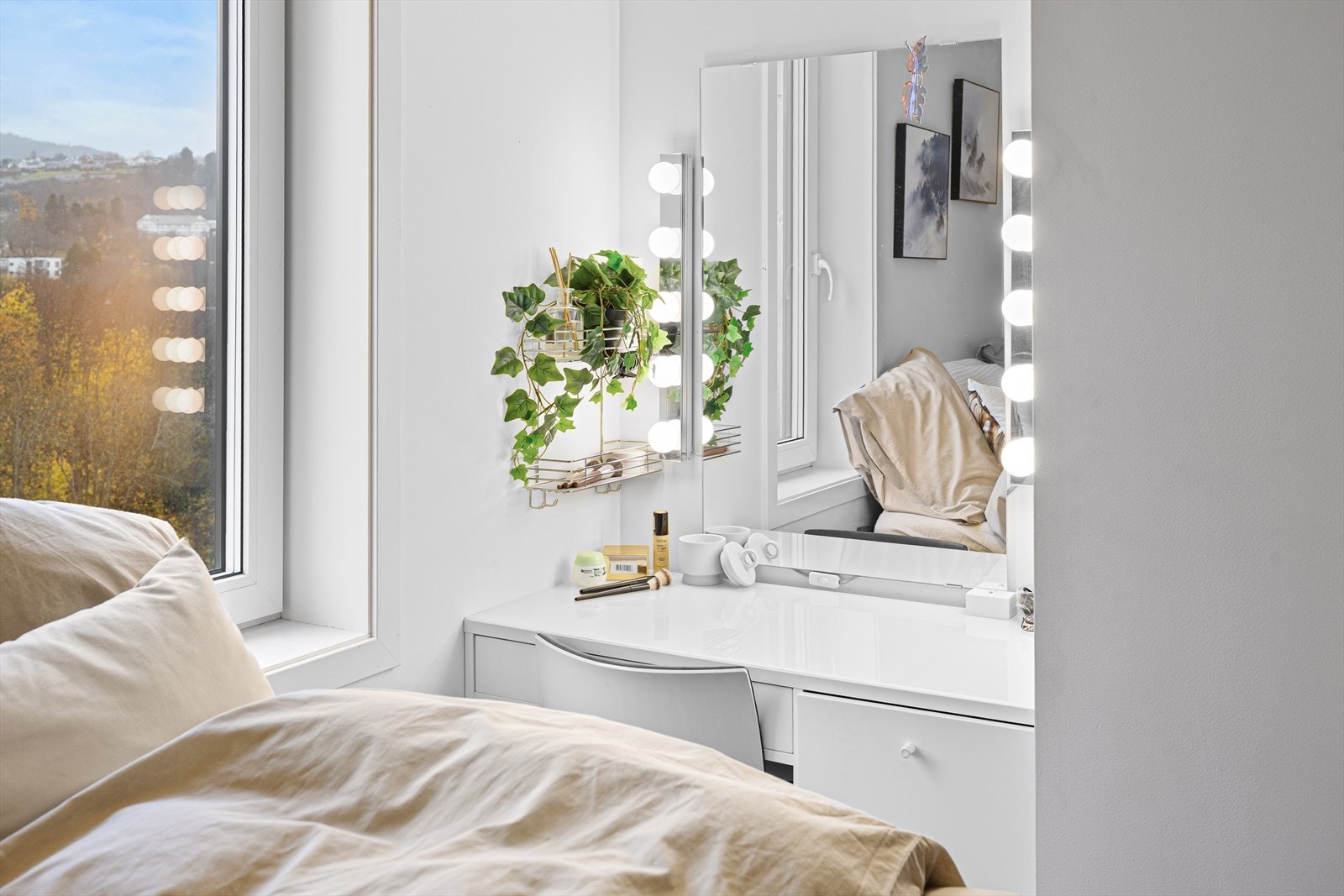 Lyst og trivelig med fleksible møbleringsmuligheter og god takhøyde. Galleribilde