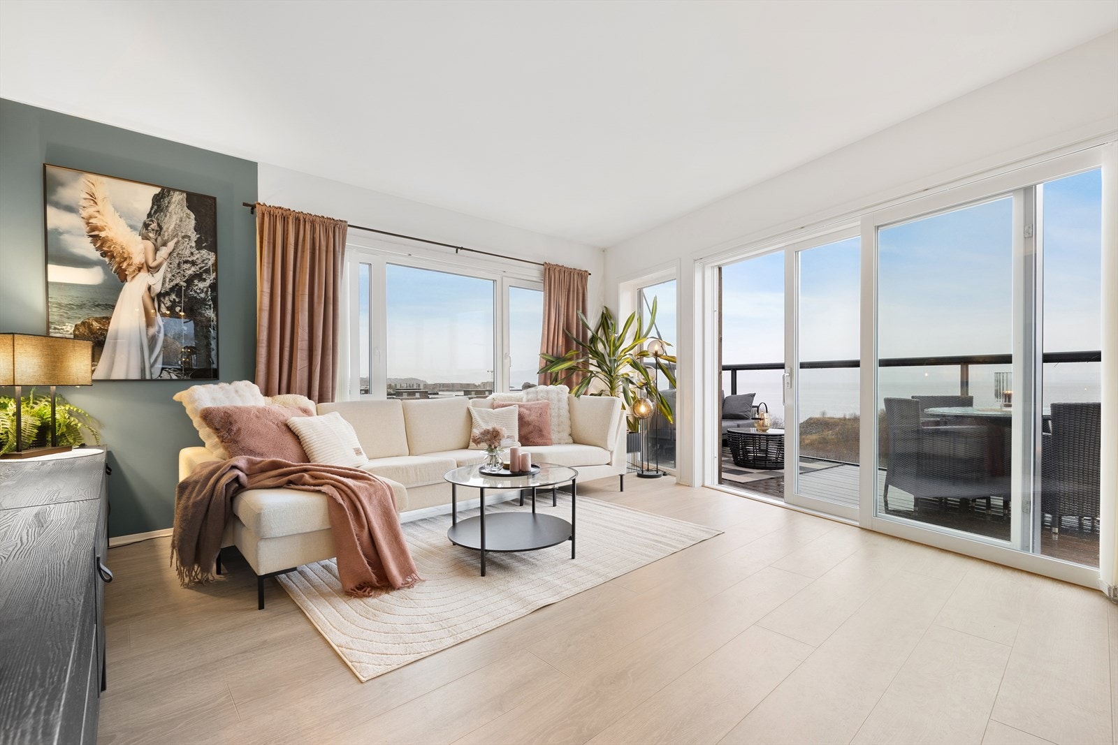 Leiligheten har en åpen og luftig stue med store 3-lags vindusflater som slipper inn rikelig med naturlig lys og gir en herlig følelse av rom og utsyn. Galleribilde