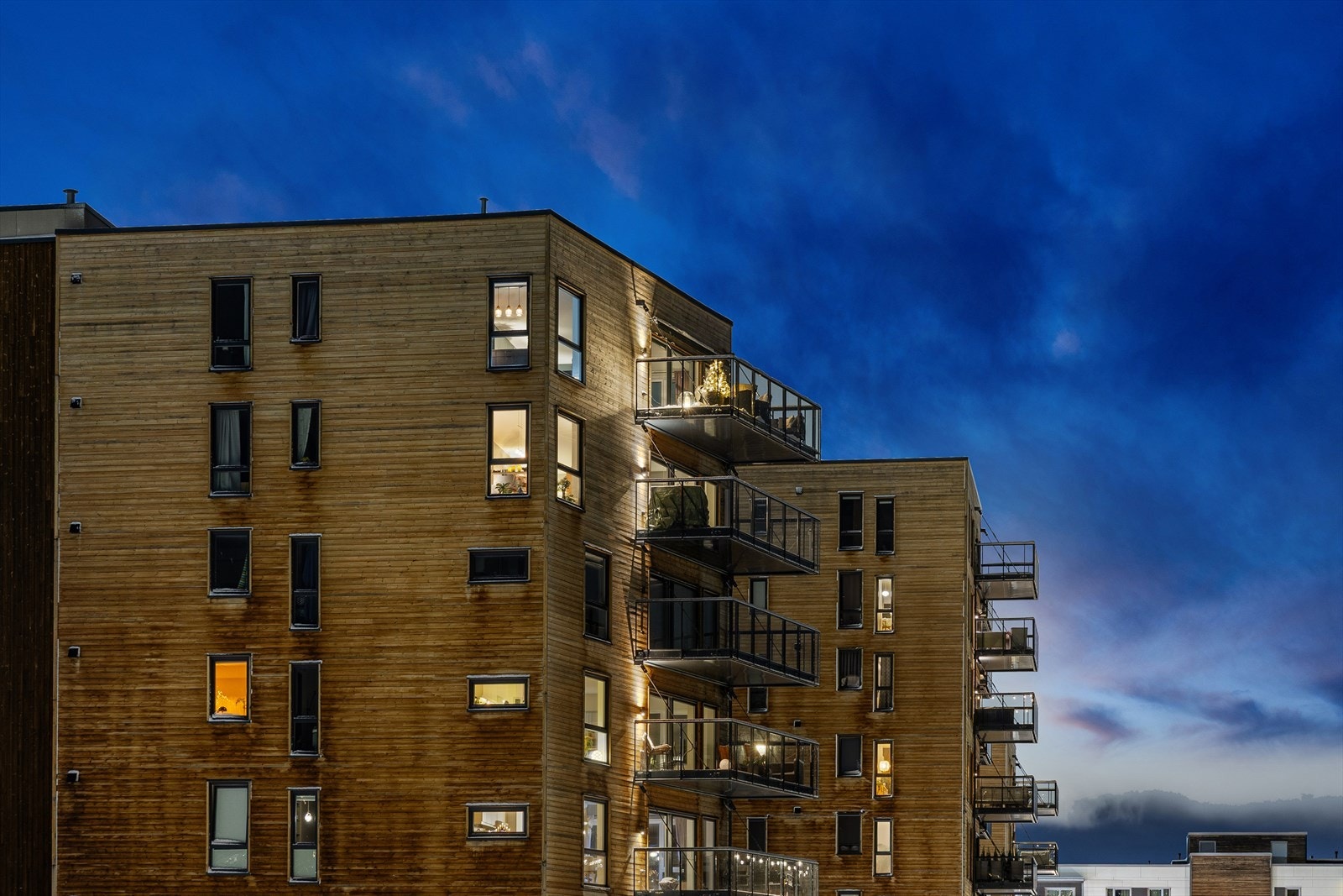 Leiligheten ligger i høy etasje, med fri utsikt, lite innsyn og kort vei til både fjæra og handel. Galleribilde