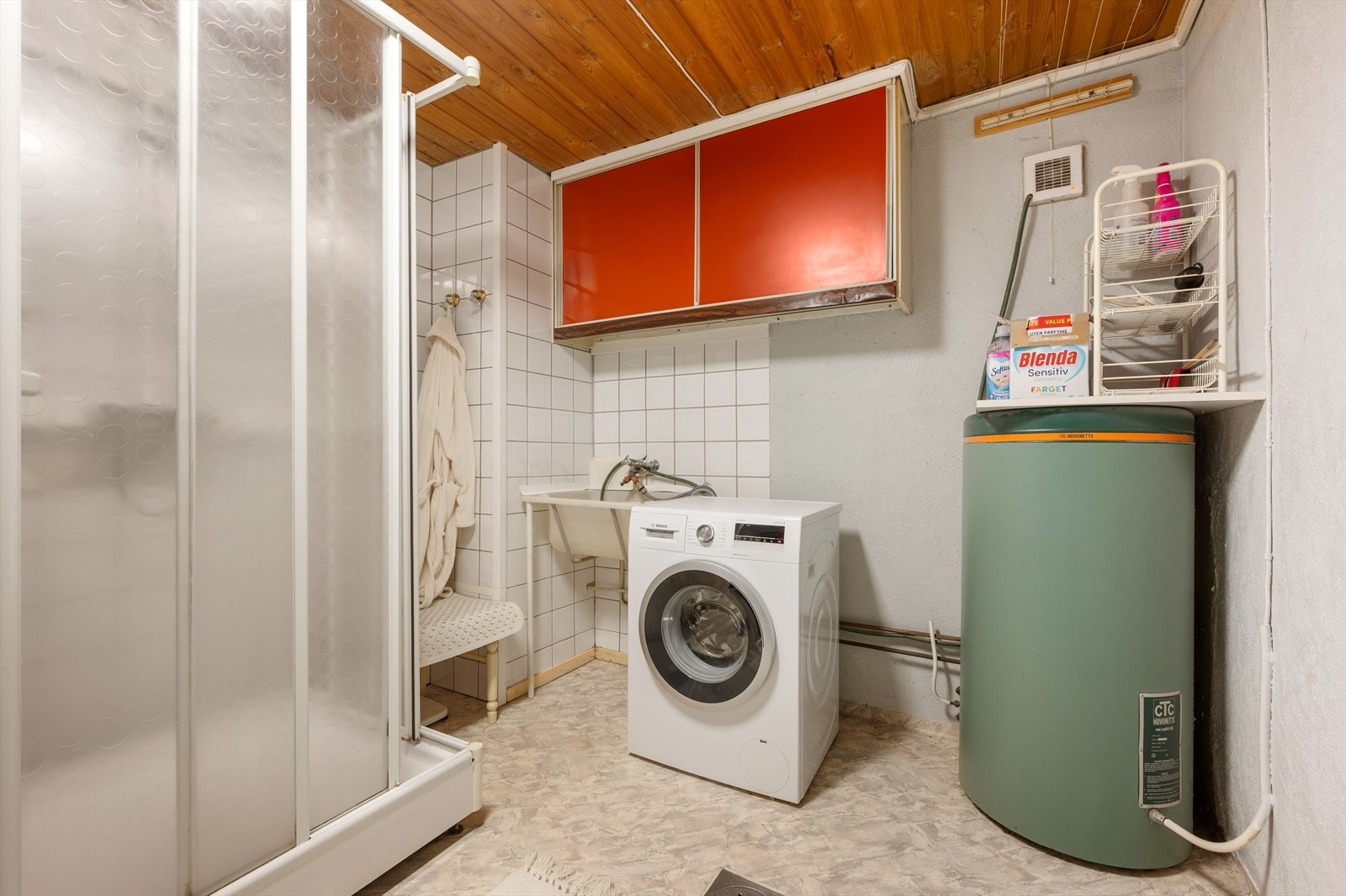 Vaskerommet i underetasjen. Det er opplegg for vaskemaskin, og det er satt inn et dusjkabinett i rommet. Galleribilde