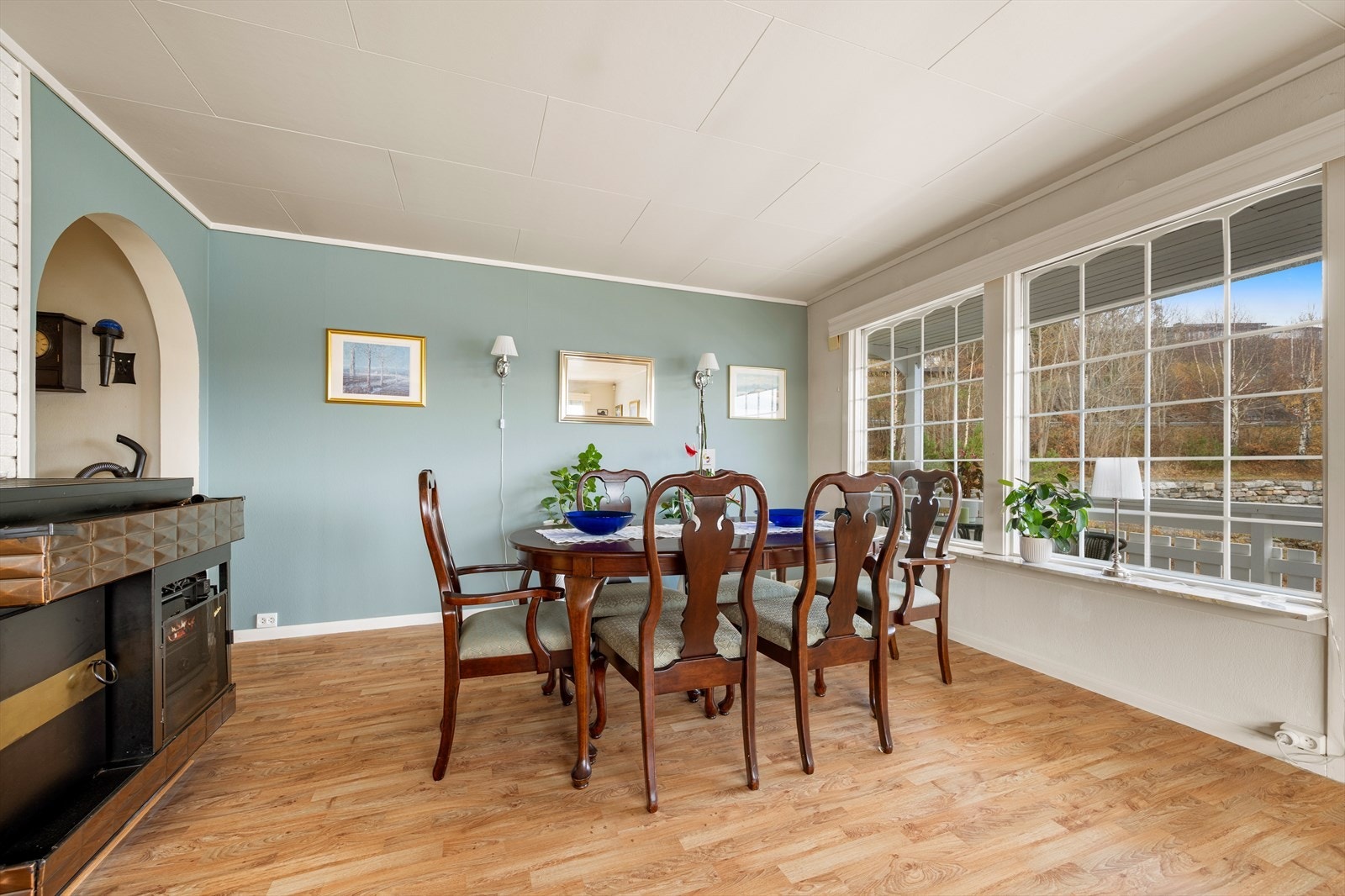 Stuen har god plass til både spisebord og sofagruppe. Galleribilde