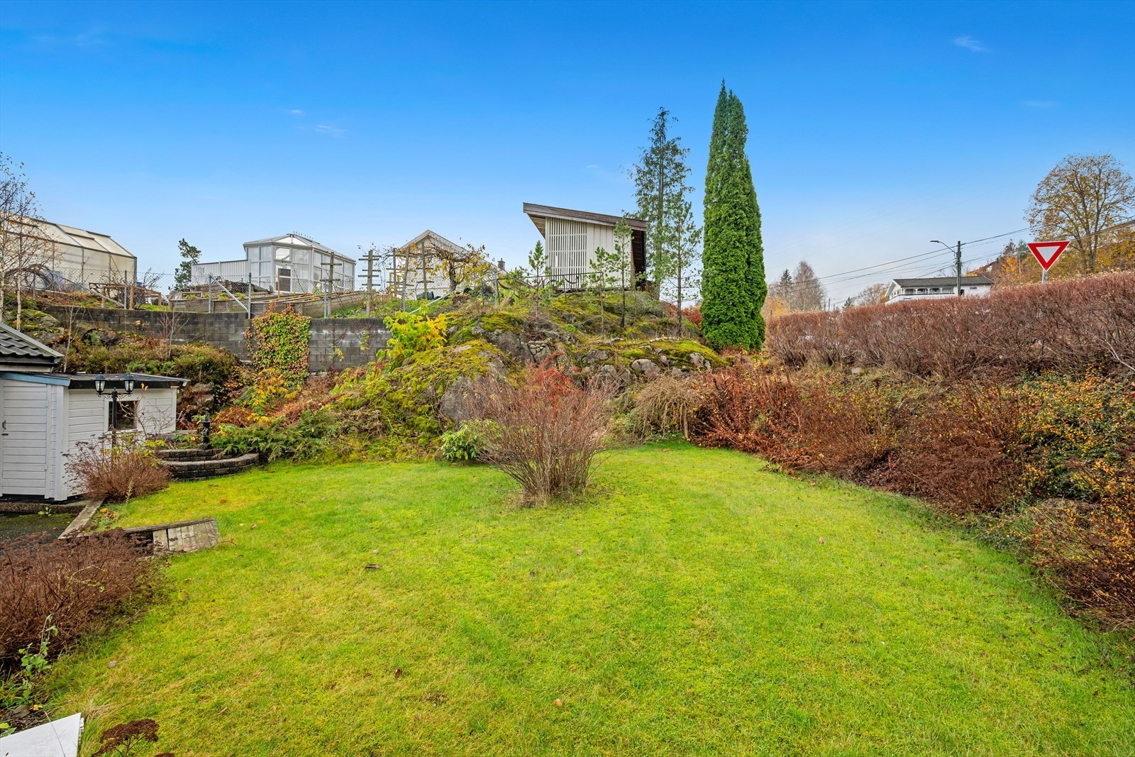 Det er en romslig gressplen i tilknytning til parkeringen Galleribilde