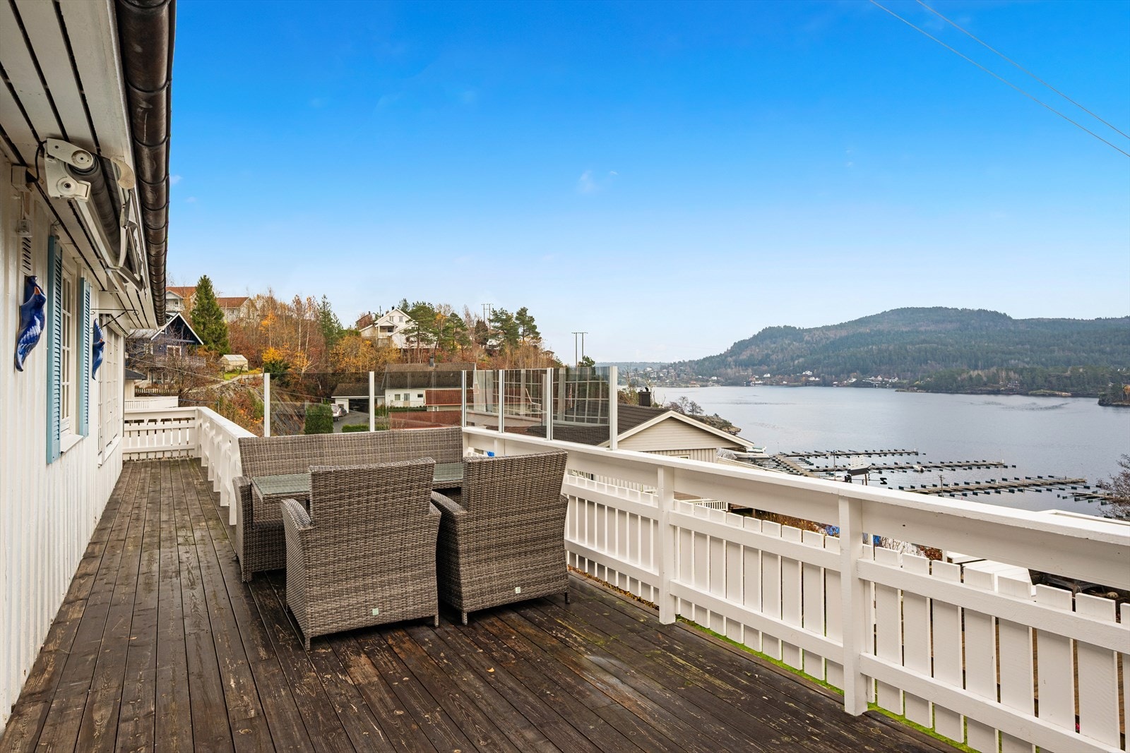 Verandaen i front mot sjøen har god plass til sittegruppe, grill etc. Galleribilde