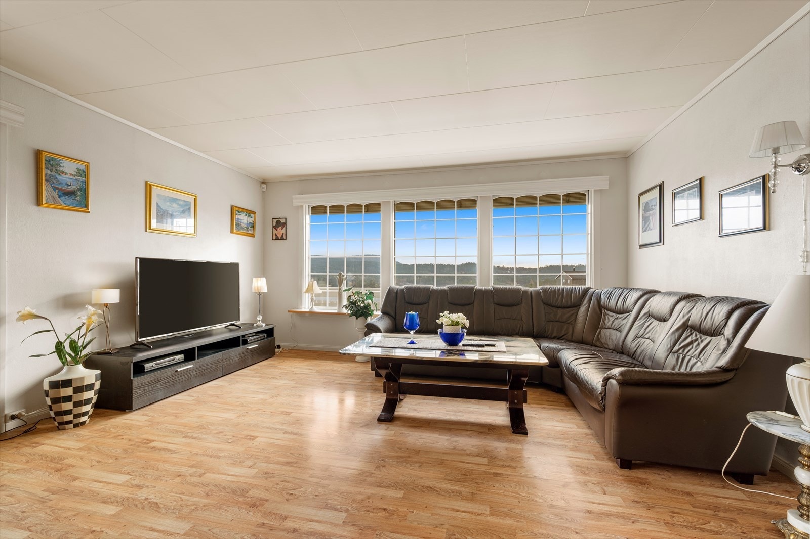 Fra denne delen av stuen er det flott utsikt til Hellefjorden. Galleribilde