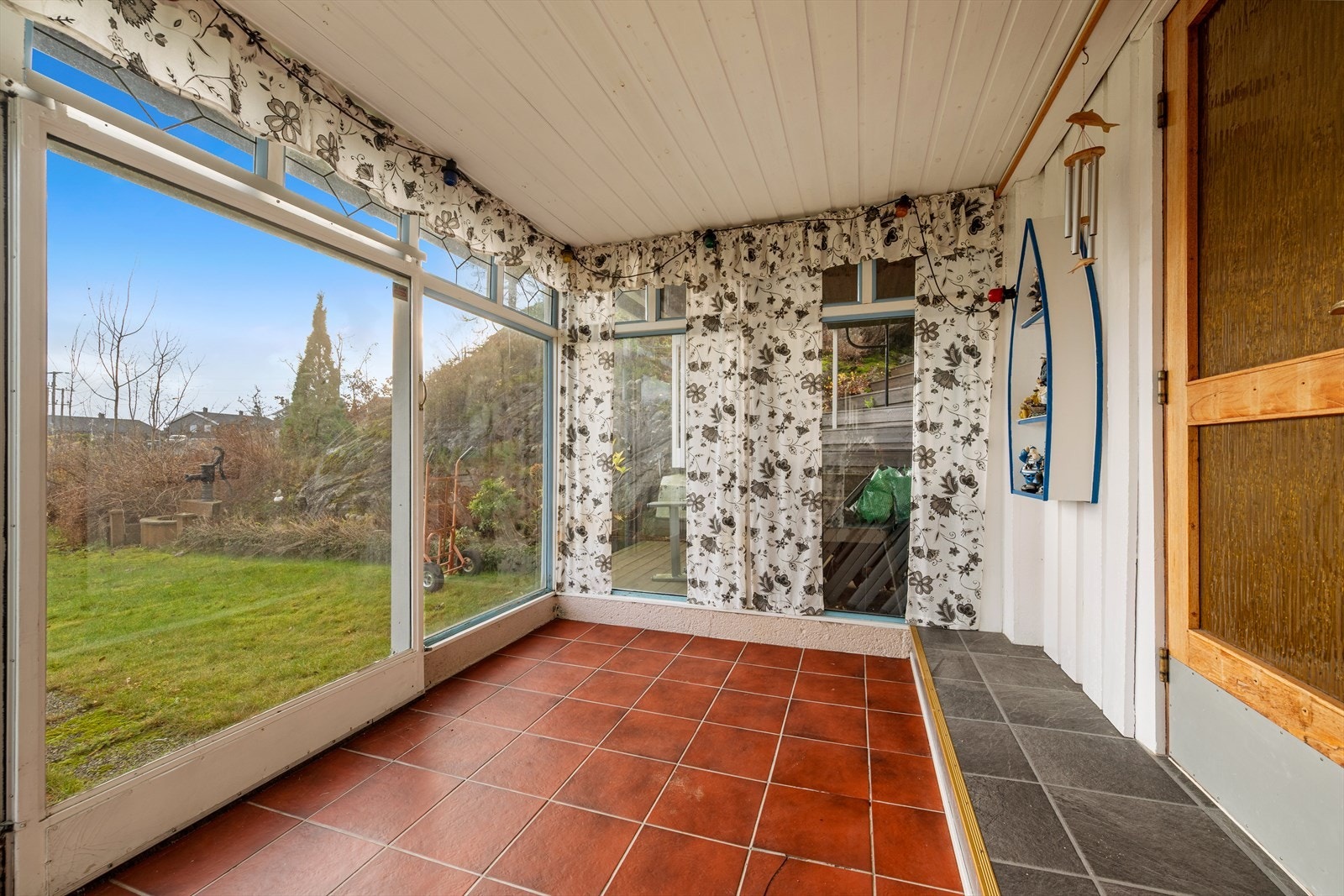 Hagestuen ut mot uteområdet i front. Det foreligger ikke tegninger på innglassingen av dette rommet. Galleribilde