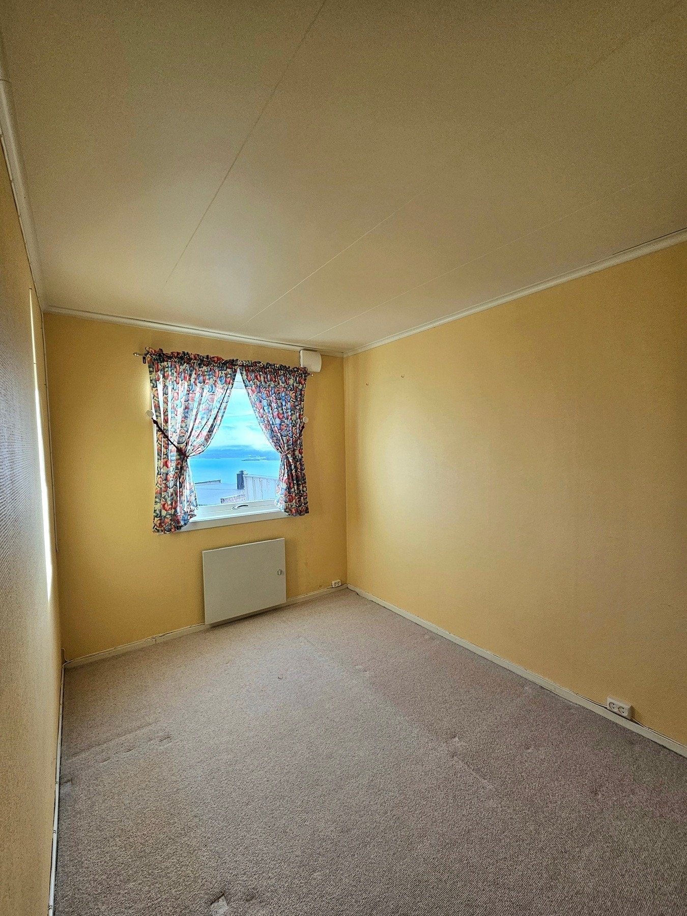 Soverom nr 2 med vegg til vegg teppe. (private bilder). Galleribilde