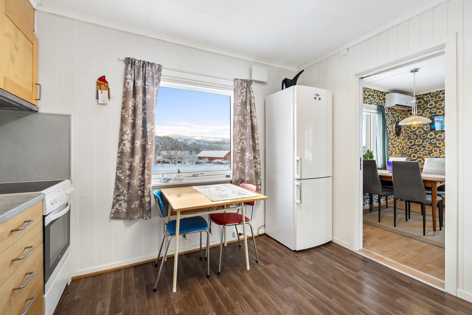 Kjøkkeninnredning fra ca. 2010 med folierte skrog og fronter. Galleribilde