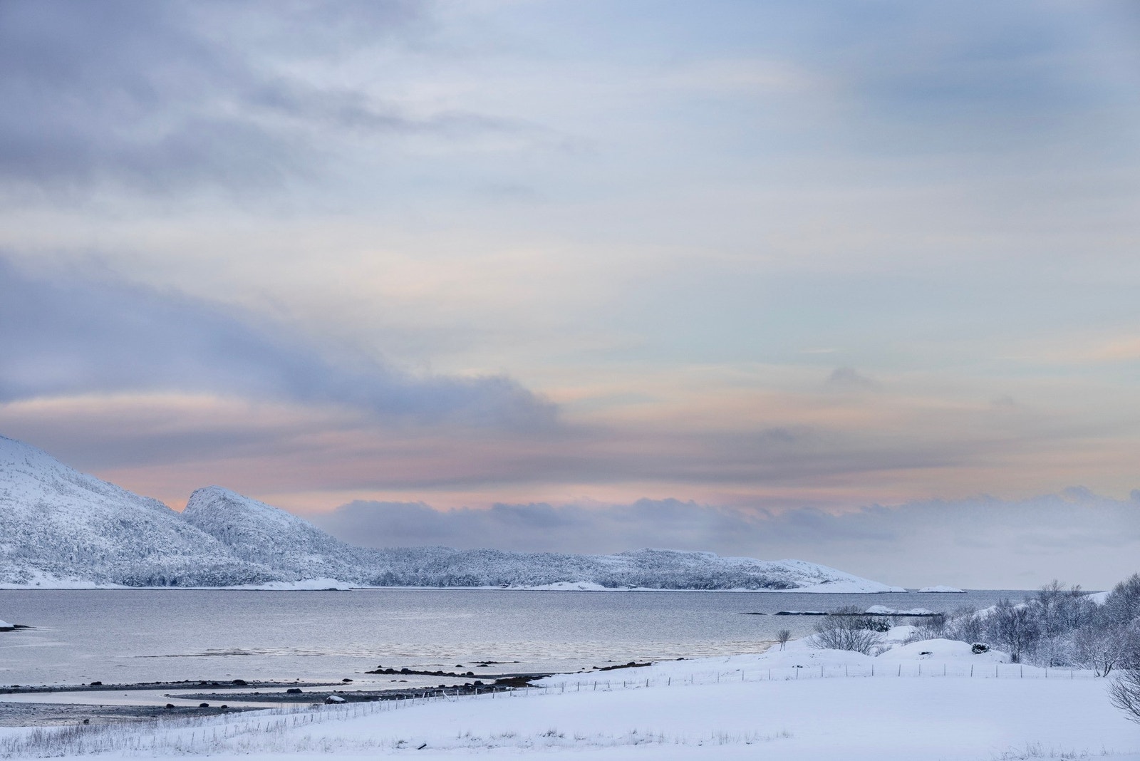 Eiendommen har en flott beliggenhet som består i hovedsak av spredt bebyggelse og landbruksarealer. Galleribilde