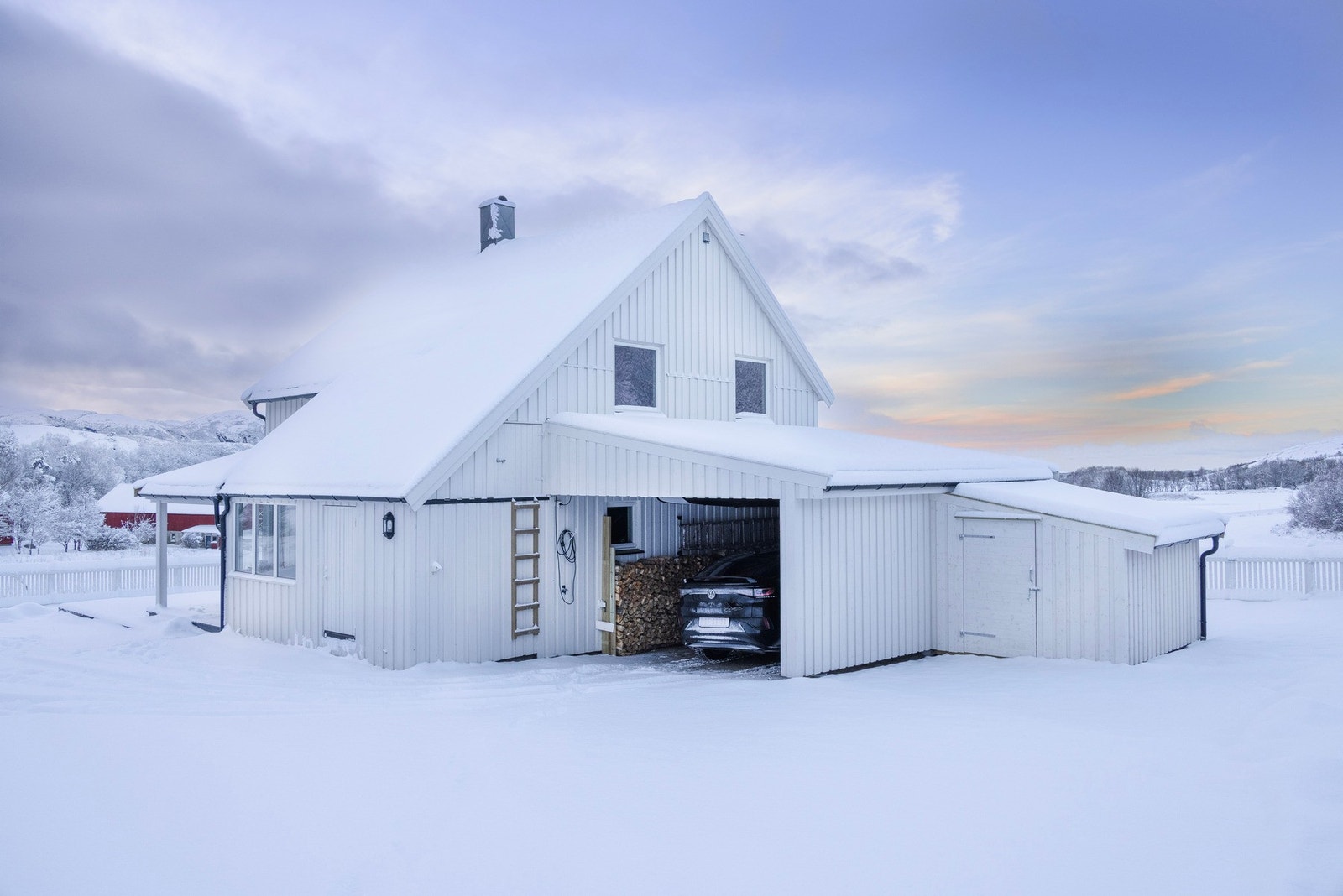 Boligen er bygget over to etasjer pluss kjeller, og er nylig tilbygd med en romslig carport og en utvendig bod. Galleribilde