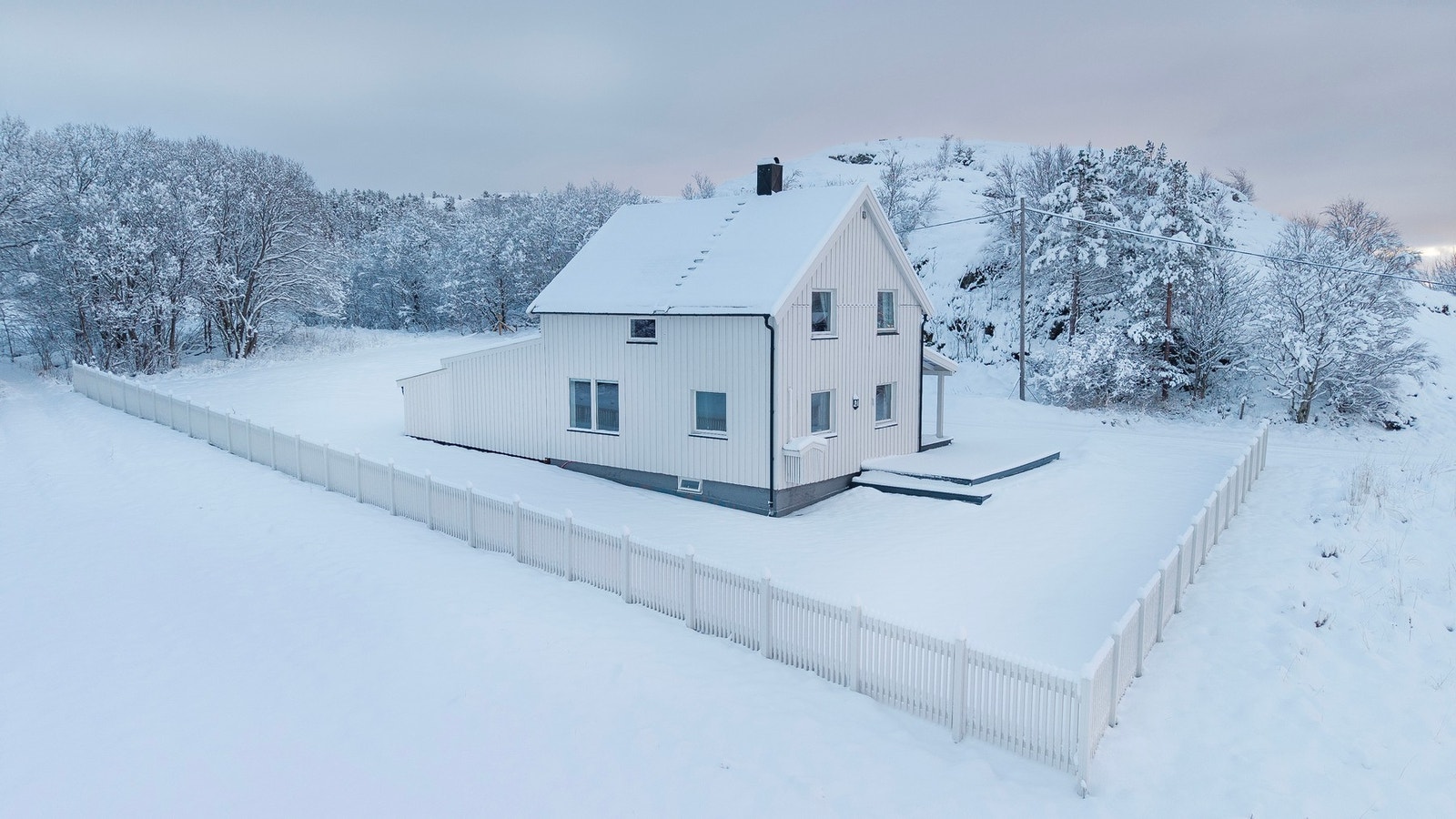 Fritidsbolig oppført i 1952, som er blitt omfattende oppgradert av nåværende eier i perioden 2023-2025. Galleribilde