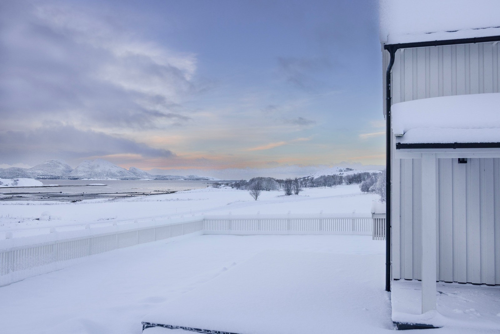 Hele boligen ble malt i 2024, i tillegg er det blitt montert elbillader i carporten. Galleribilde