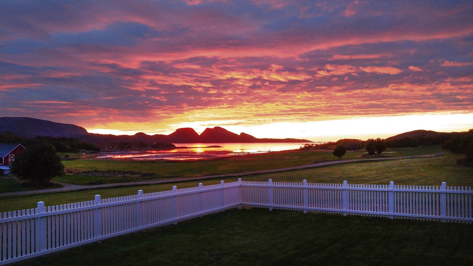 Fantastisk utsikt fra eiendommen, tatt av eier på en sen sommerkveld. Galleribilde