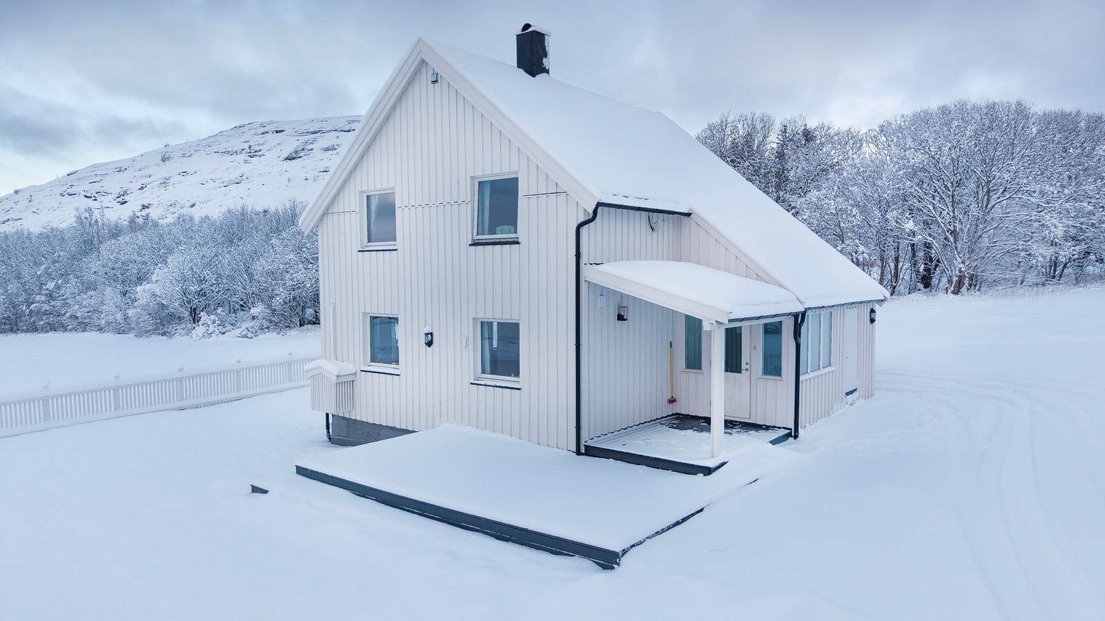 Blant de mest vesentlige utvendige tiltakene, i tillegg til tilbygget, nevnes ny drenering, oppgradering av inngangsparti med ny terrasse, samt ny taktekking og nye takrenner. Galleribilde