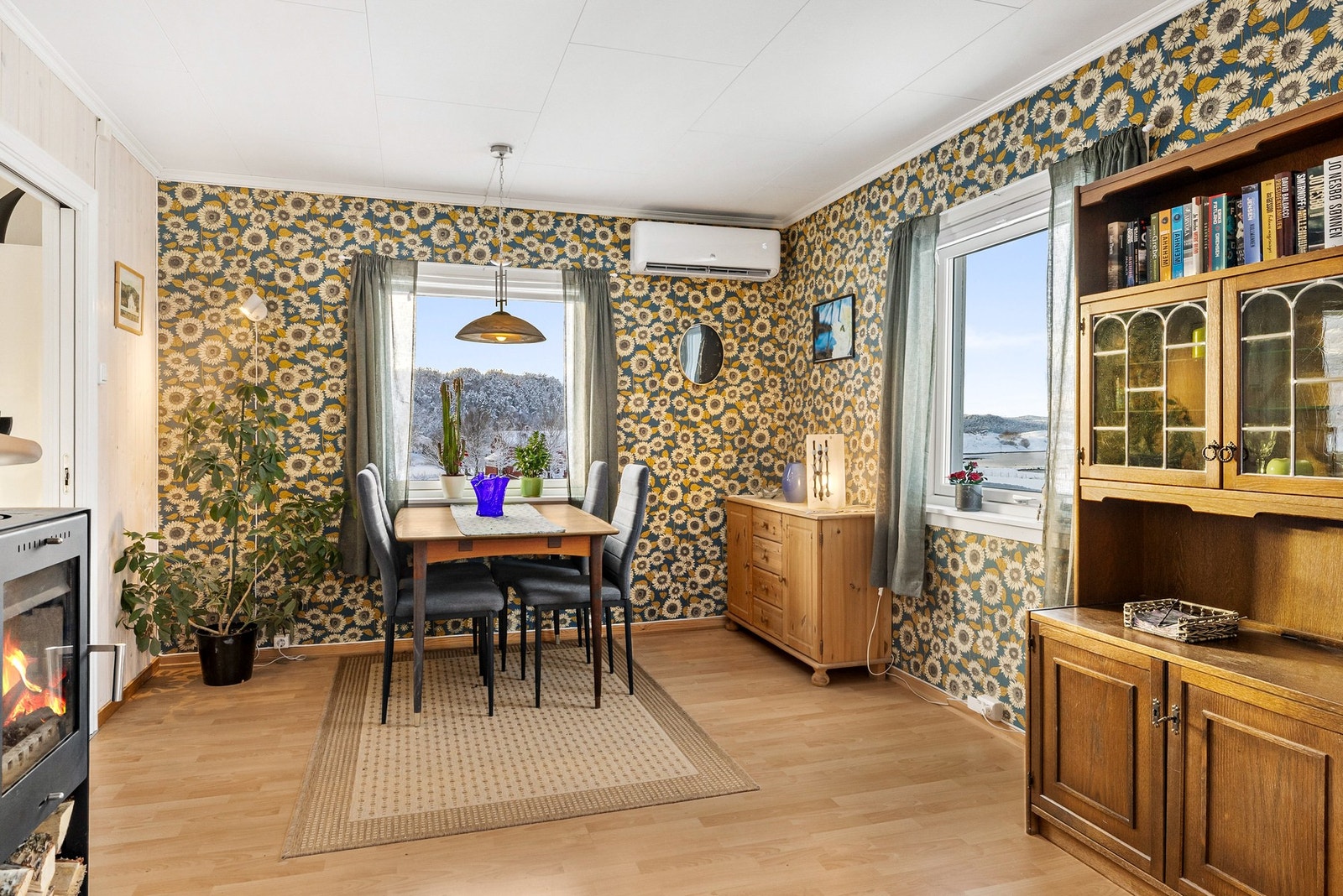 Boligen har murt teglsteinspipe som ble rehabilitert med stålrør i 2019. (jf. ferdigattest). Ny vedovn på stue montert i 2024. Galleribilde